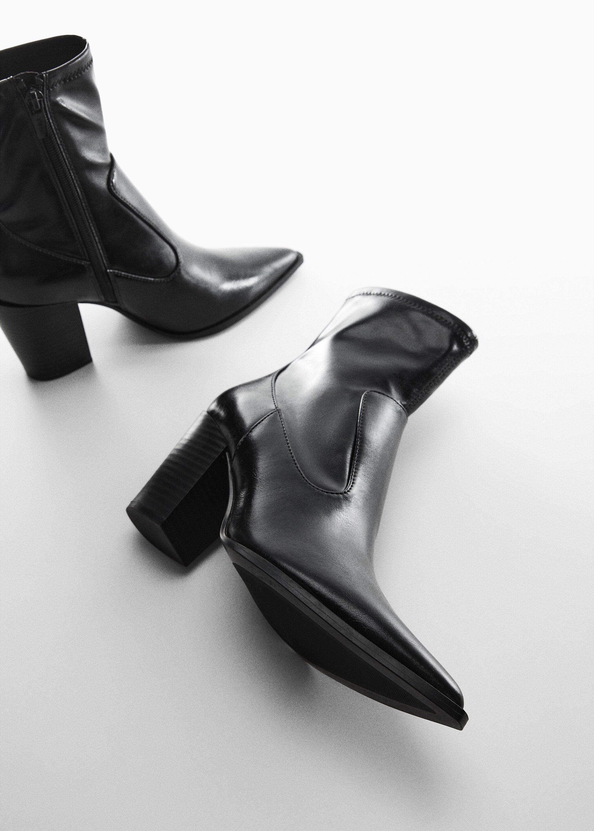 Pointed-toe ankle boot swith zip closure - Details of the article 5