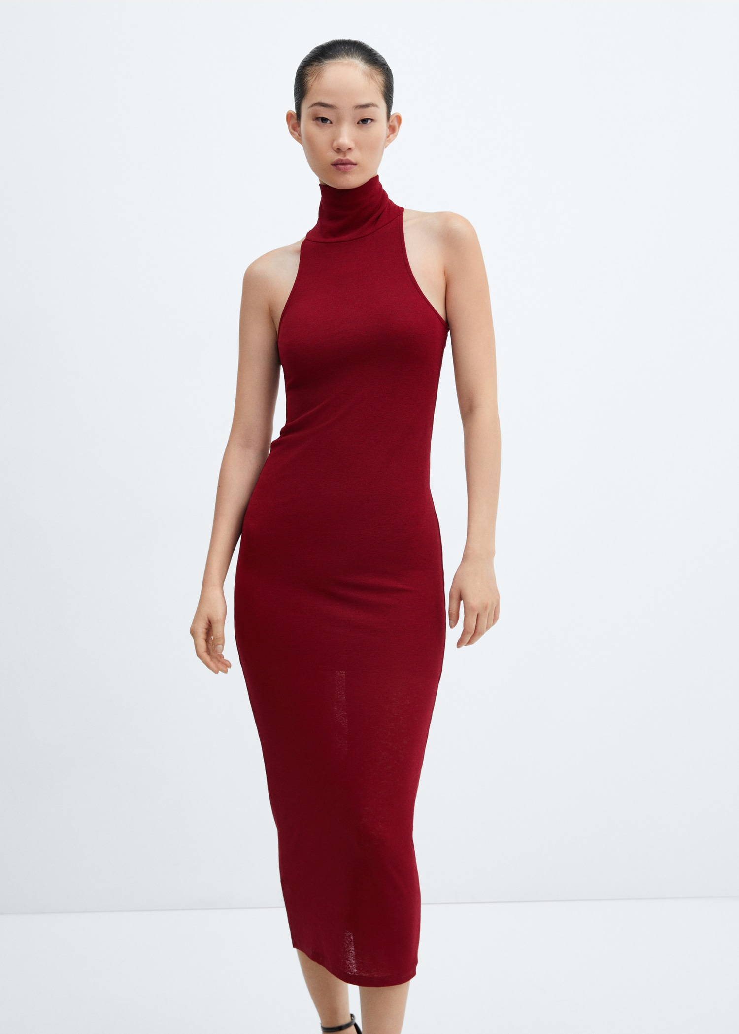 Vestido midi cuello alto - Plano medio