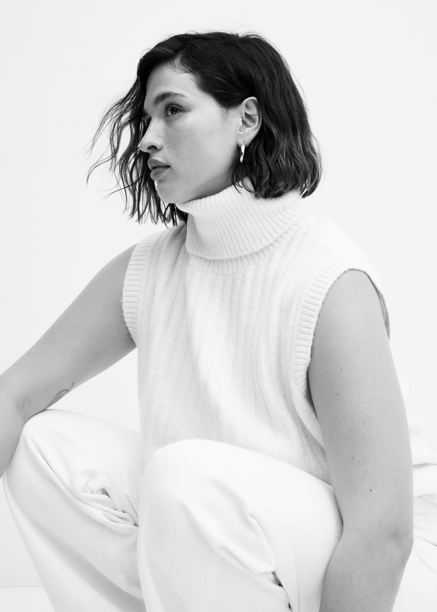 Ribbed turtleneck gilet - Details of the article 4