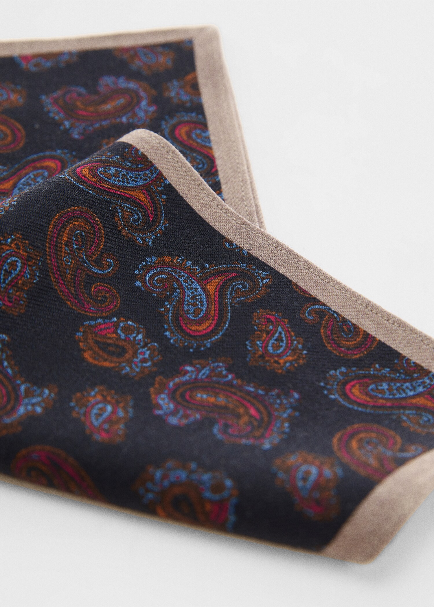Foulard 100 % soie imprimé cachemire - Plan moyen
