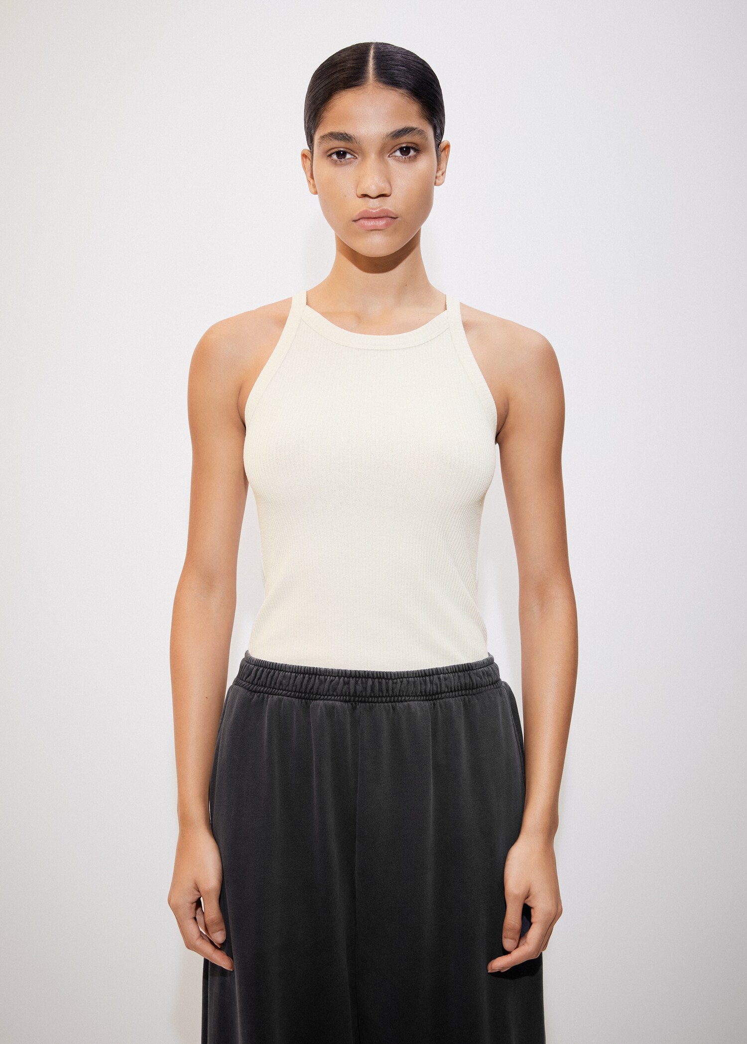 Top de malha com gola halter - Plano médio