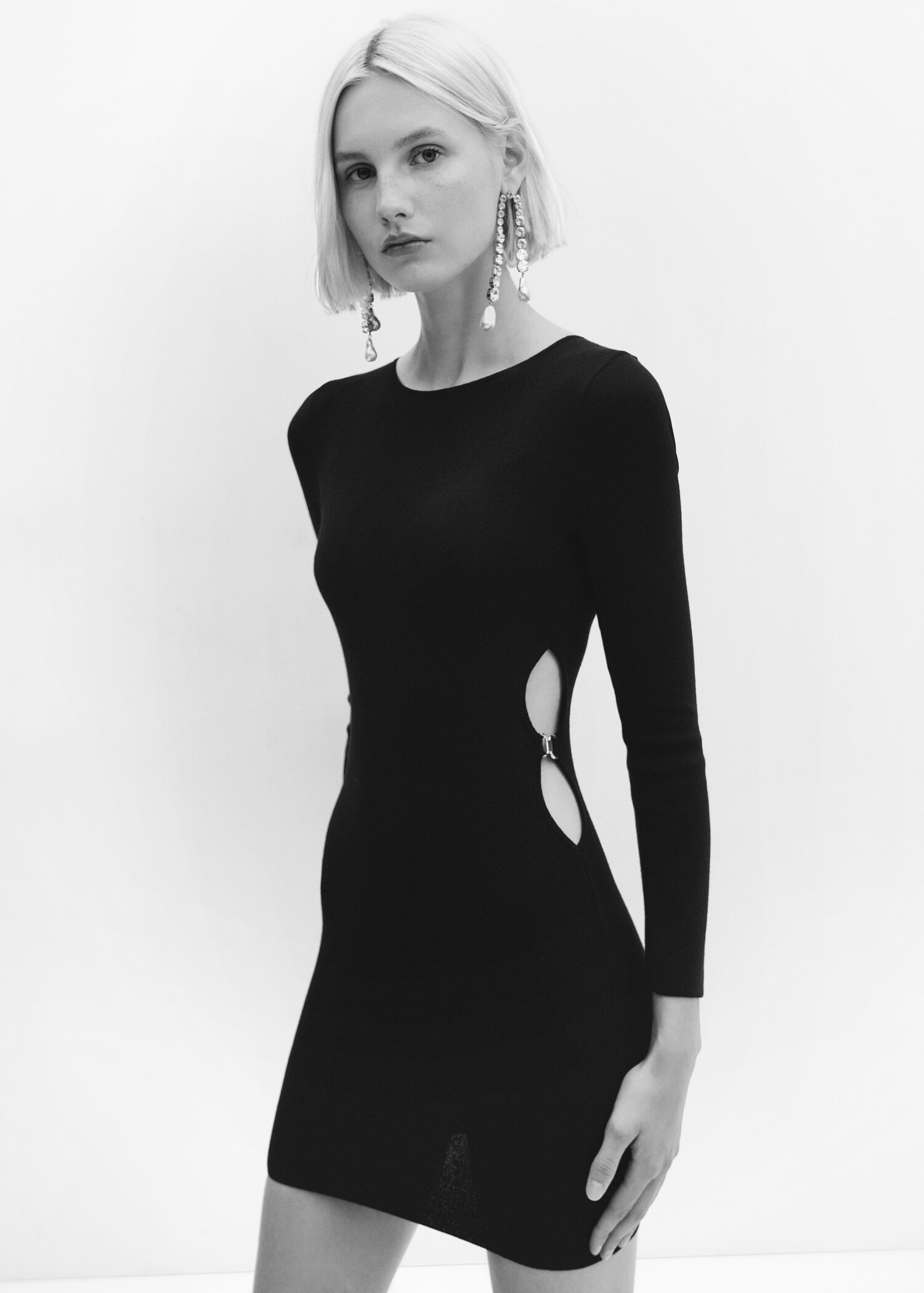Vestido aberturas detalle metálico - Plano medio