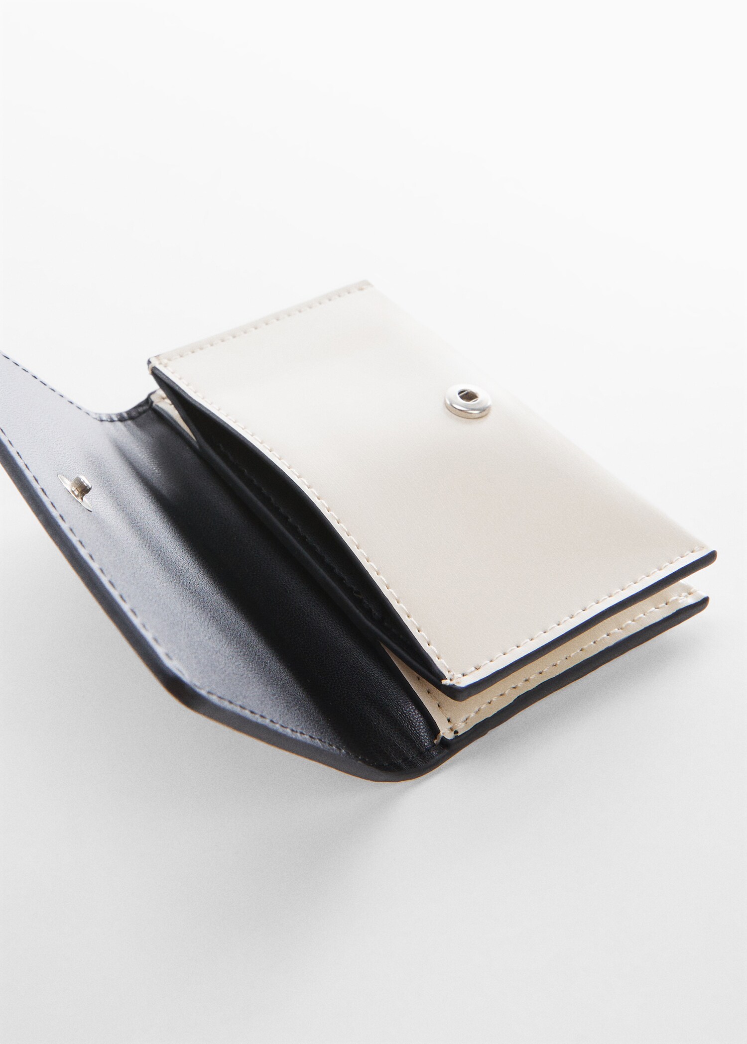 Billetera logo relieve - Plano medio