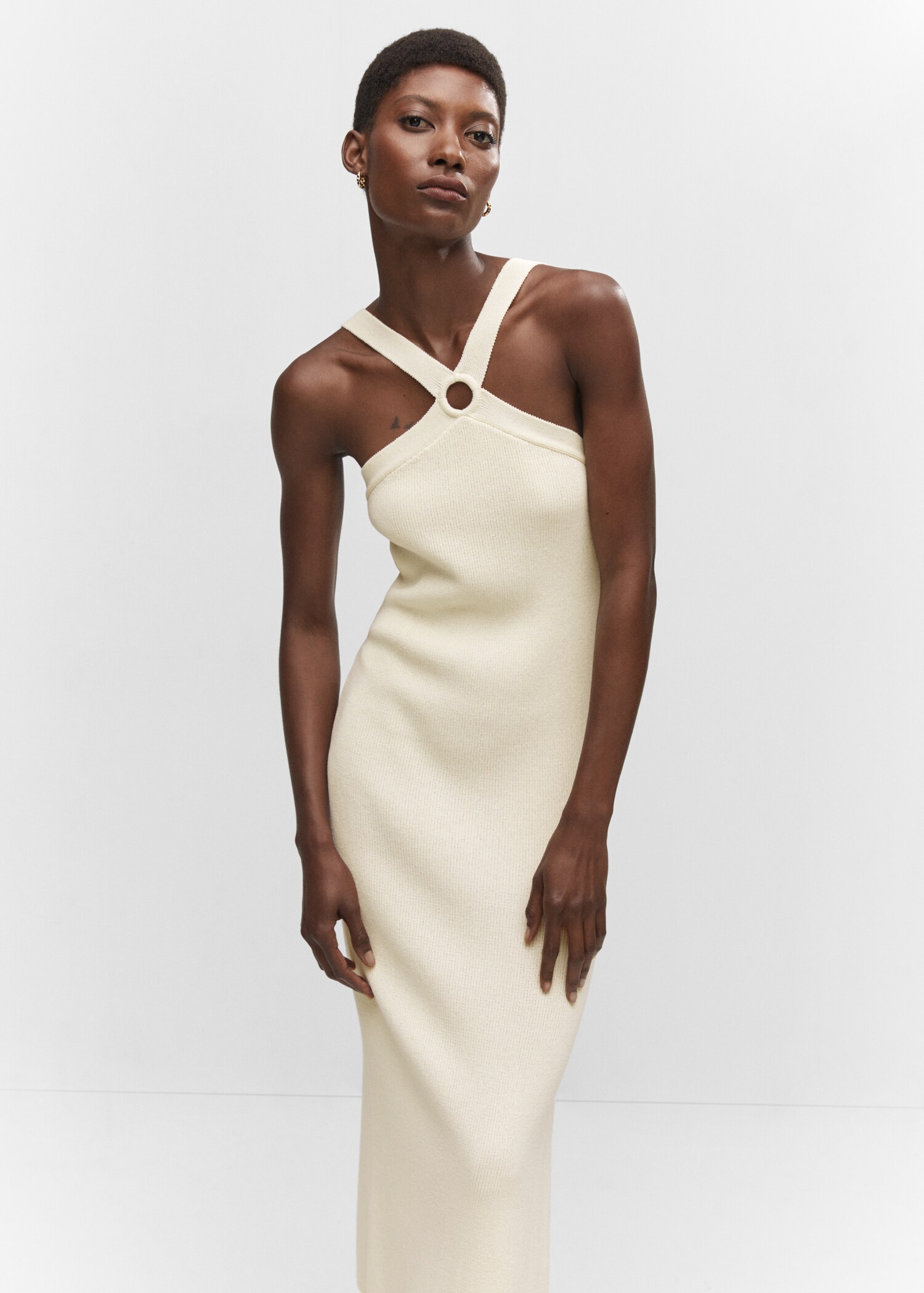 Robe maille détail anneau - Plan moyen