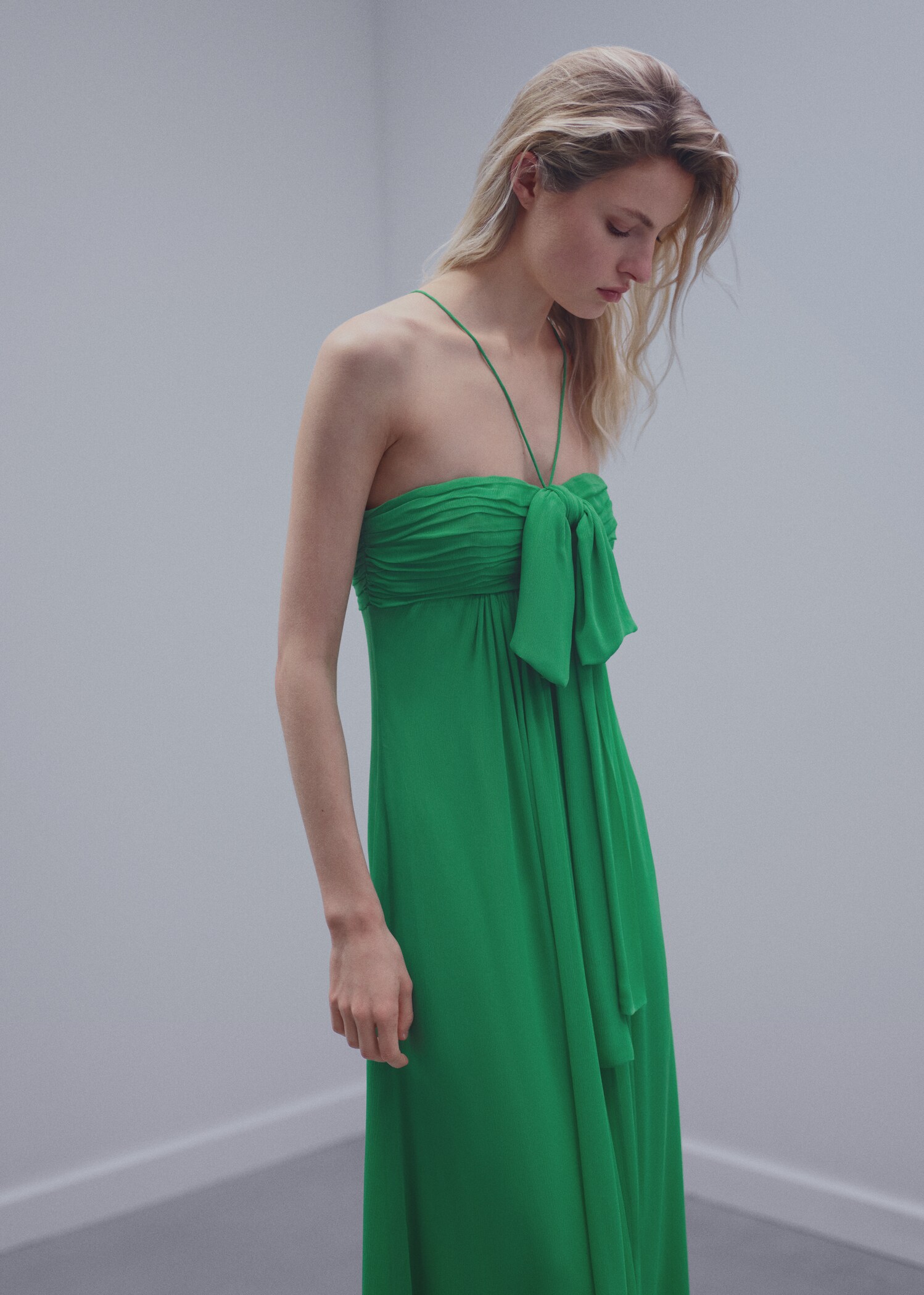 Vestido panel drapeado lazo - Plano medio