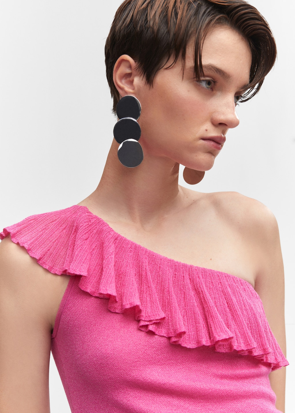 REVE REVE ♥ UNBALANCE FRILL TOP/追跡付 AKNVAS x REVOLVE Pearl Ruffle Top in Ecru | REVOLVE