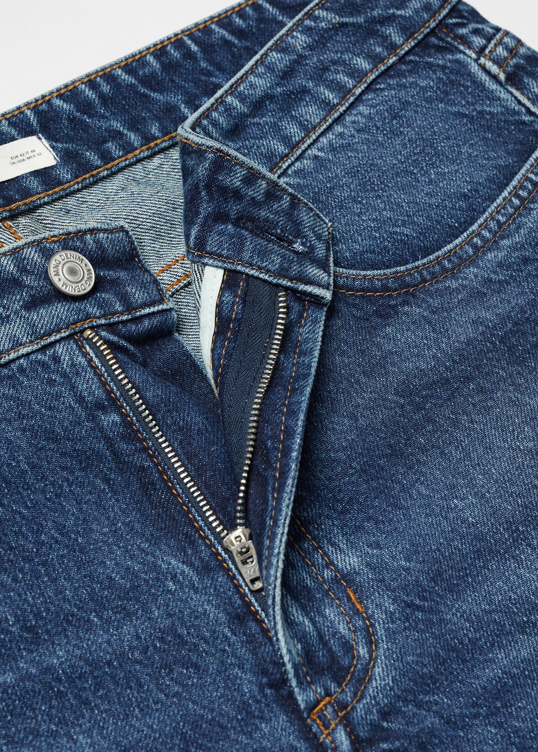 Jeansy o zwężanym kroju z ciemnym spraniem - Szczegóły artykułu 8