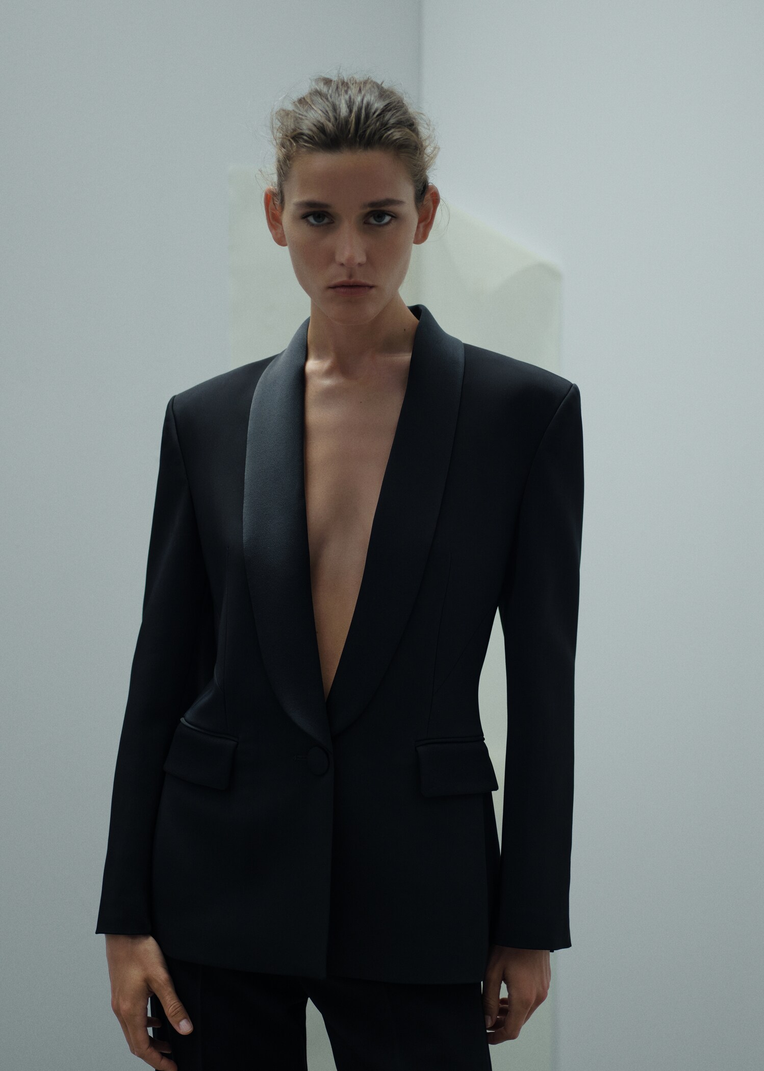 Americana traje detalles satinados - Plano medio