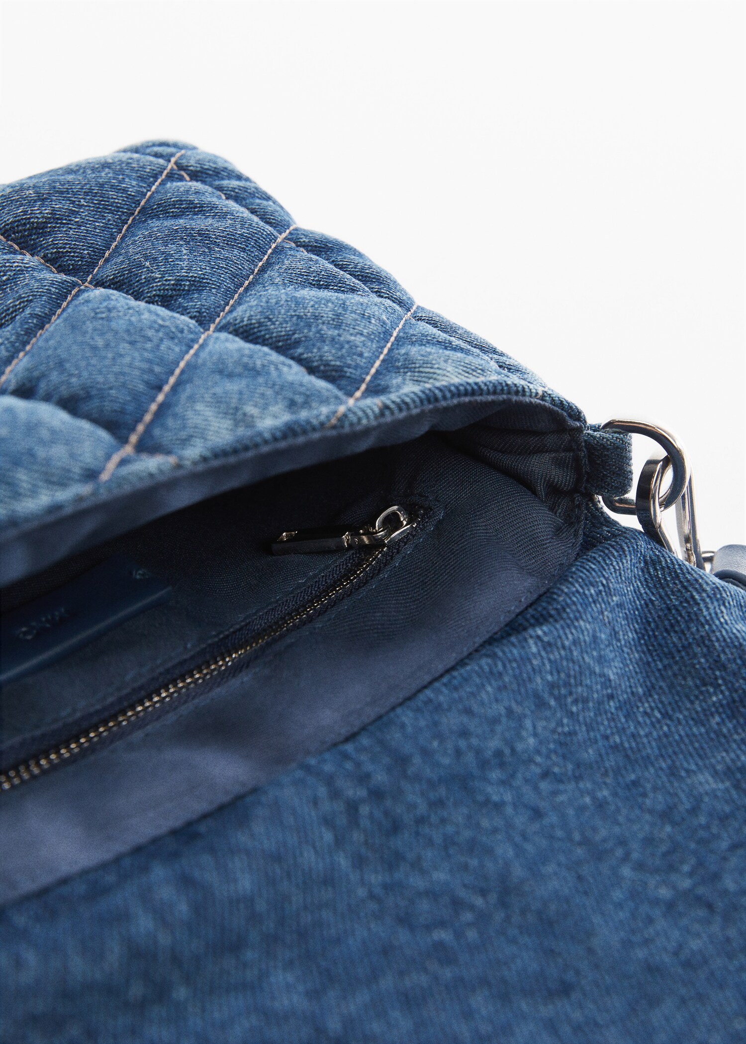 Bolso denim acolchado - Details of the article 1