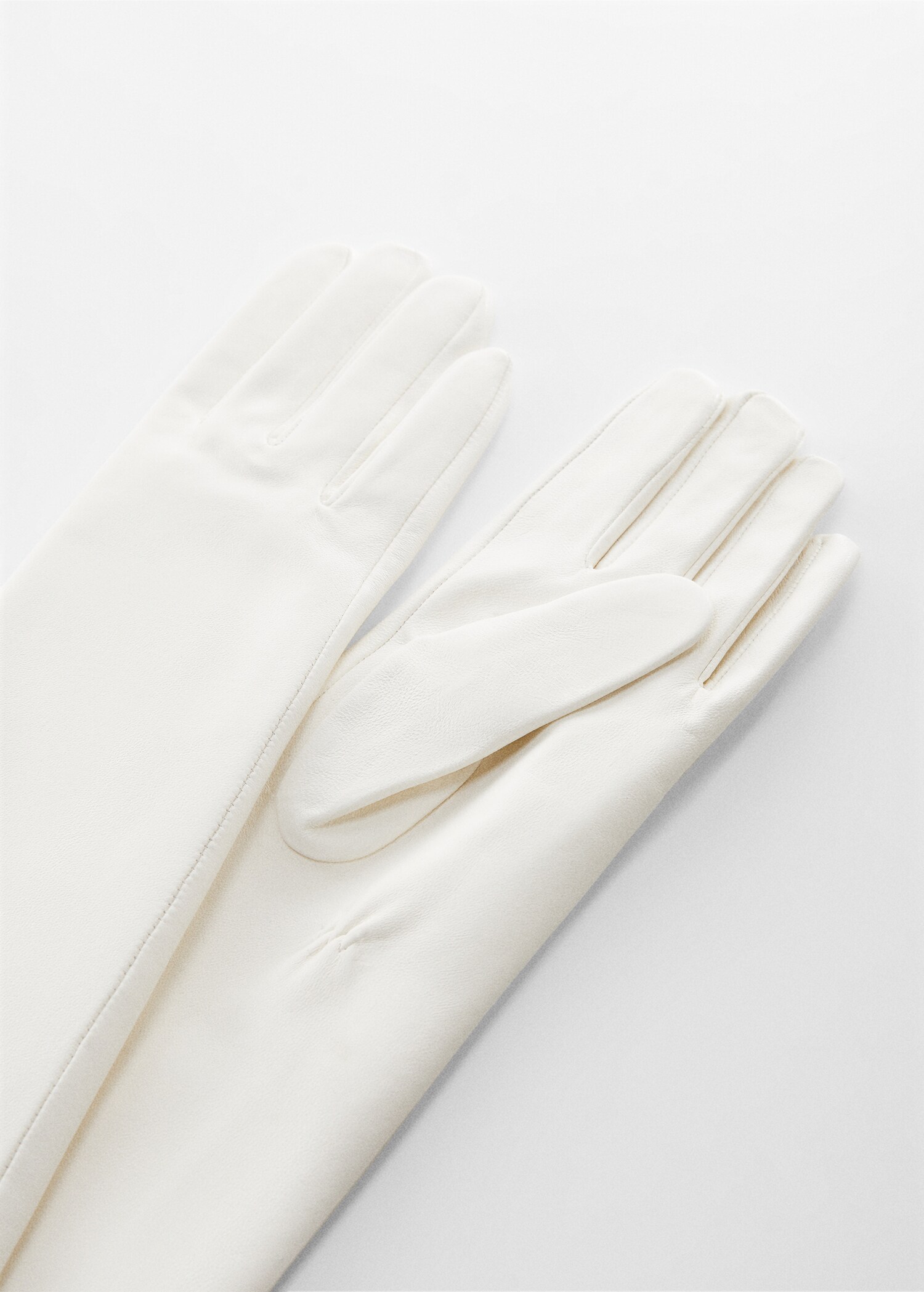 Gants longs en cuir. - Plan moyen