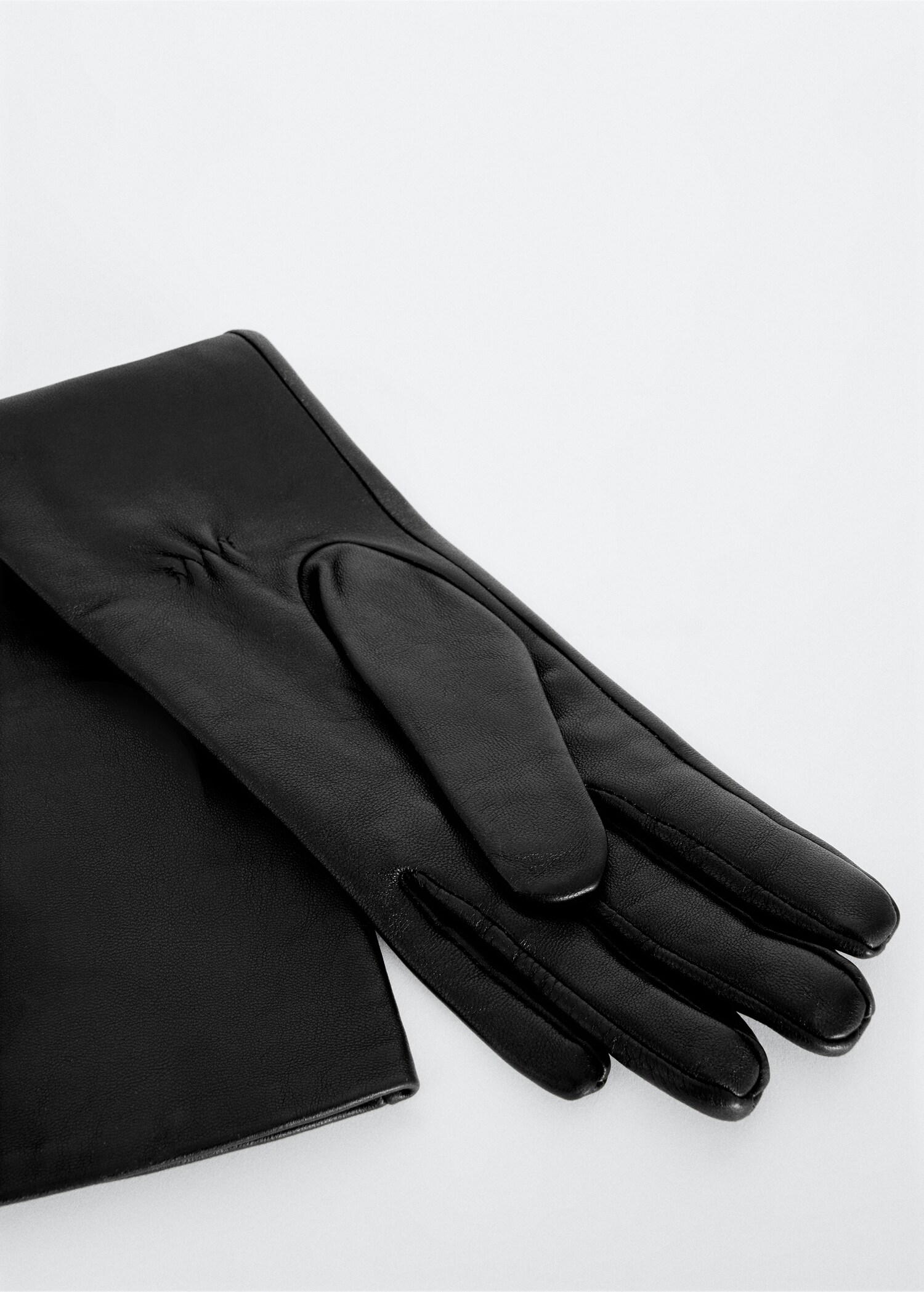 Gants longs en cuir. - Plan moyen