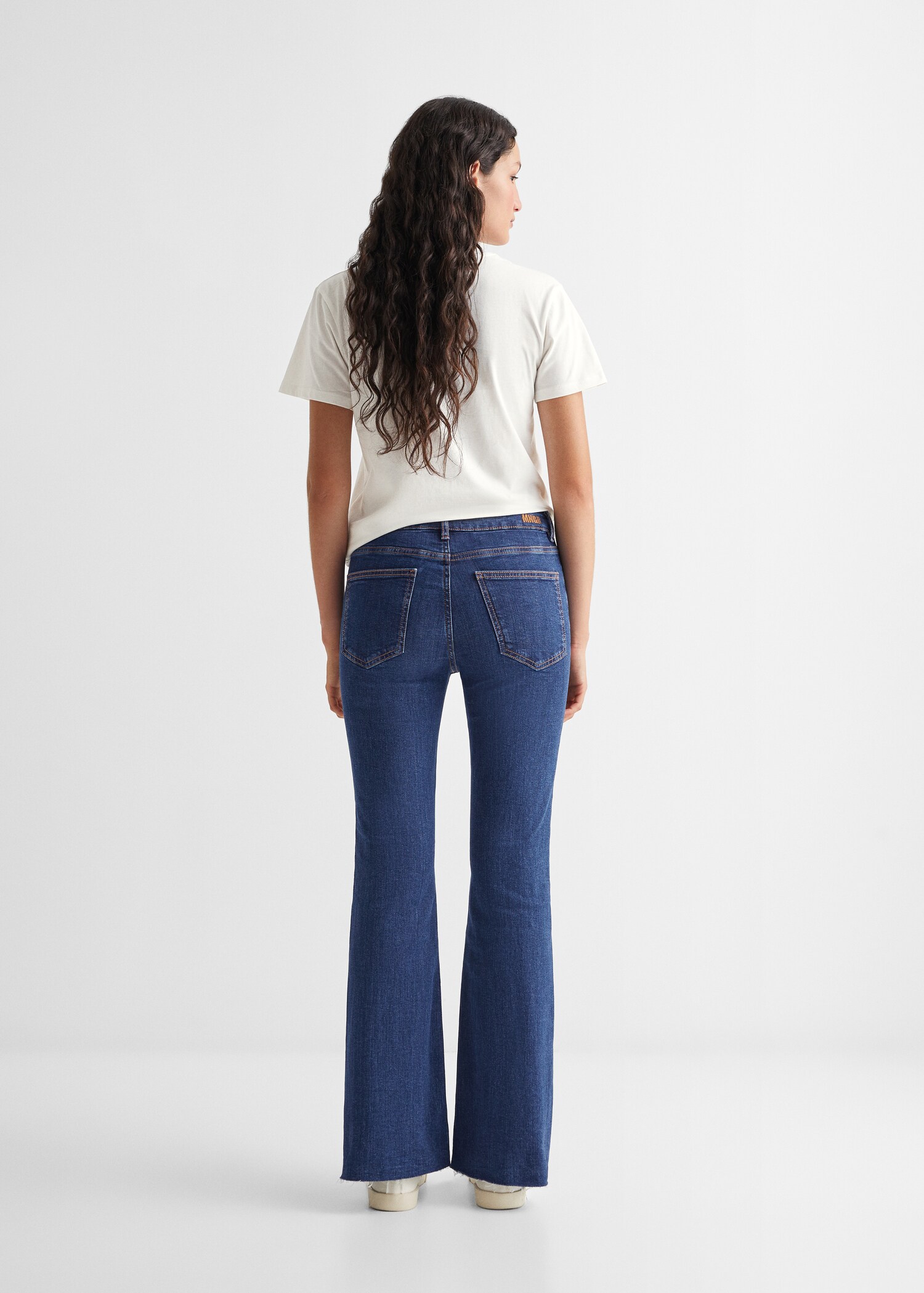 Jeans flare terminaciones deshilachadas - Reverso del artículo