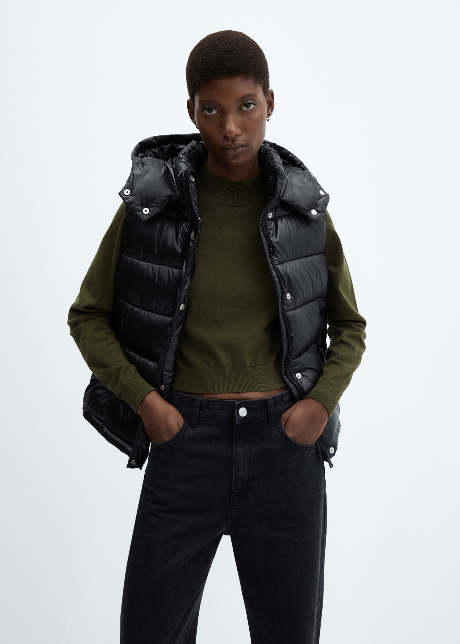 Gilet matelassé imperméable à capuche - Plan moyen