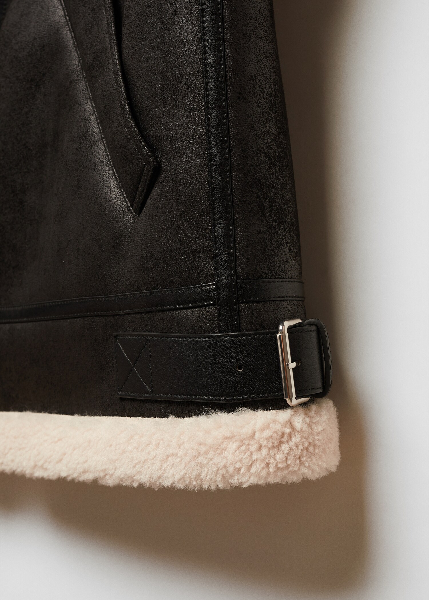 Shearling-lined leather-effect gilet - Detail zboží 8