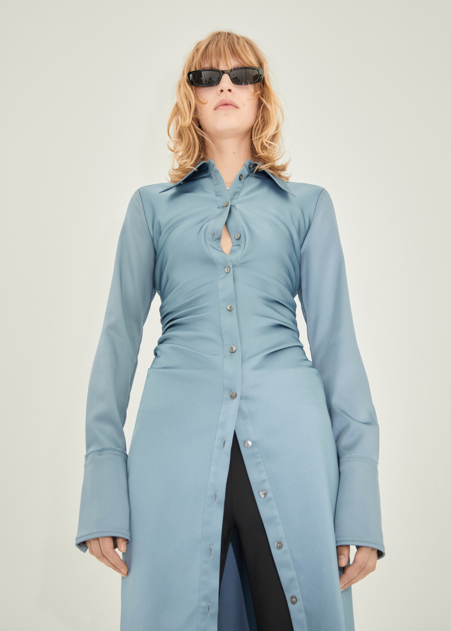 Vestido camisero satinado entallado - Plano medio