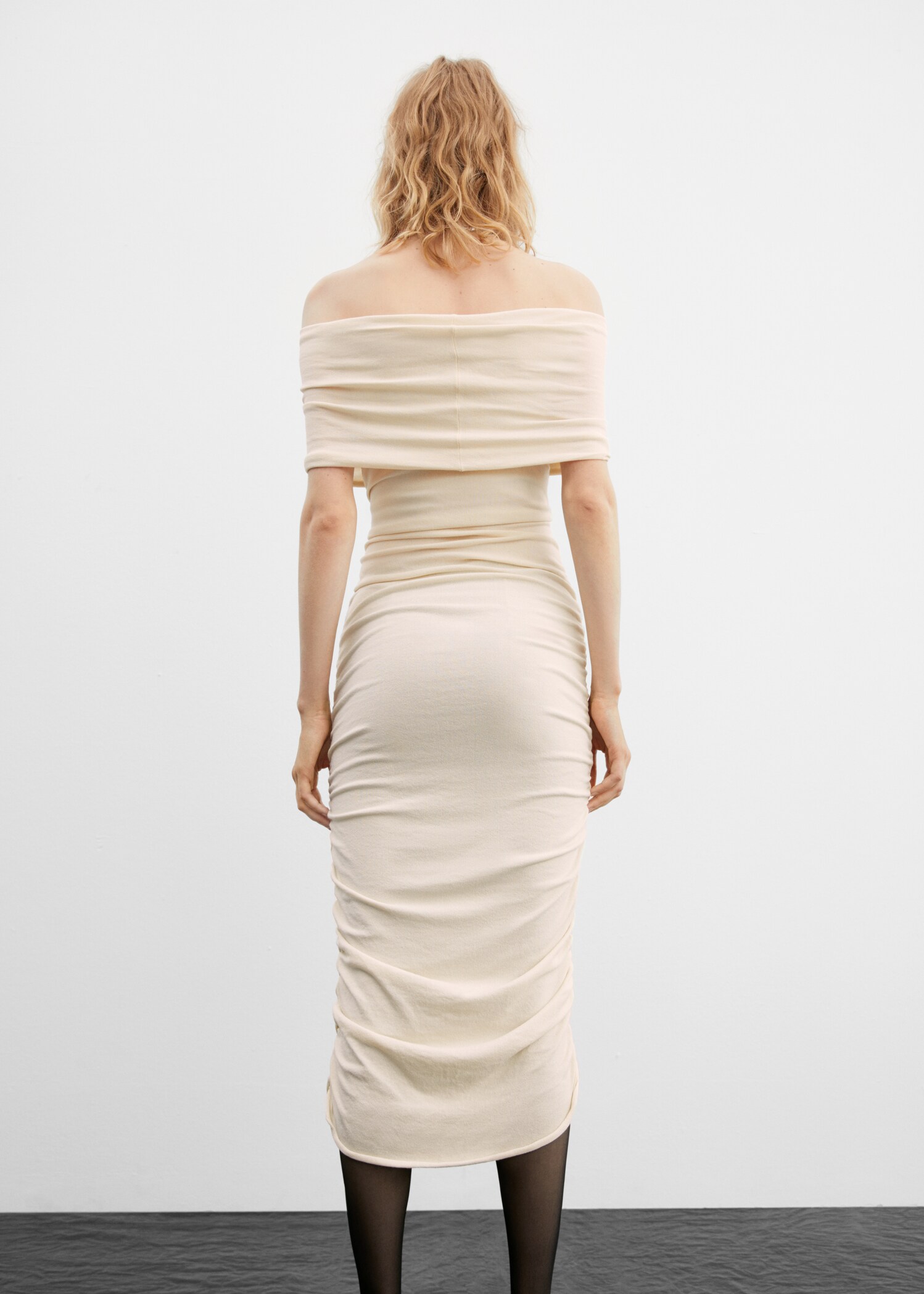 Vestido drapeado hombros descubiertos - Reverso del artículo