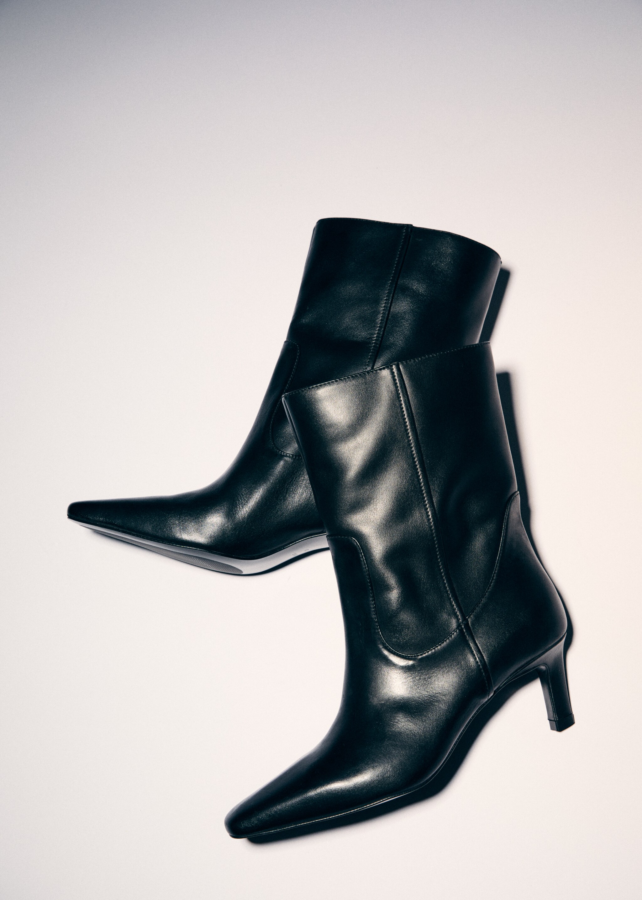 Leather boots with kitten heels  - Details of the article 6