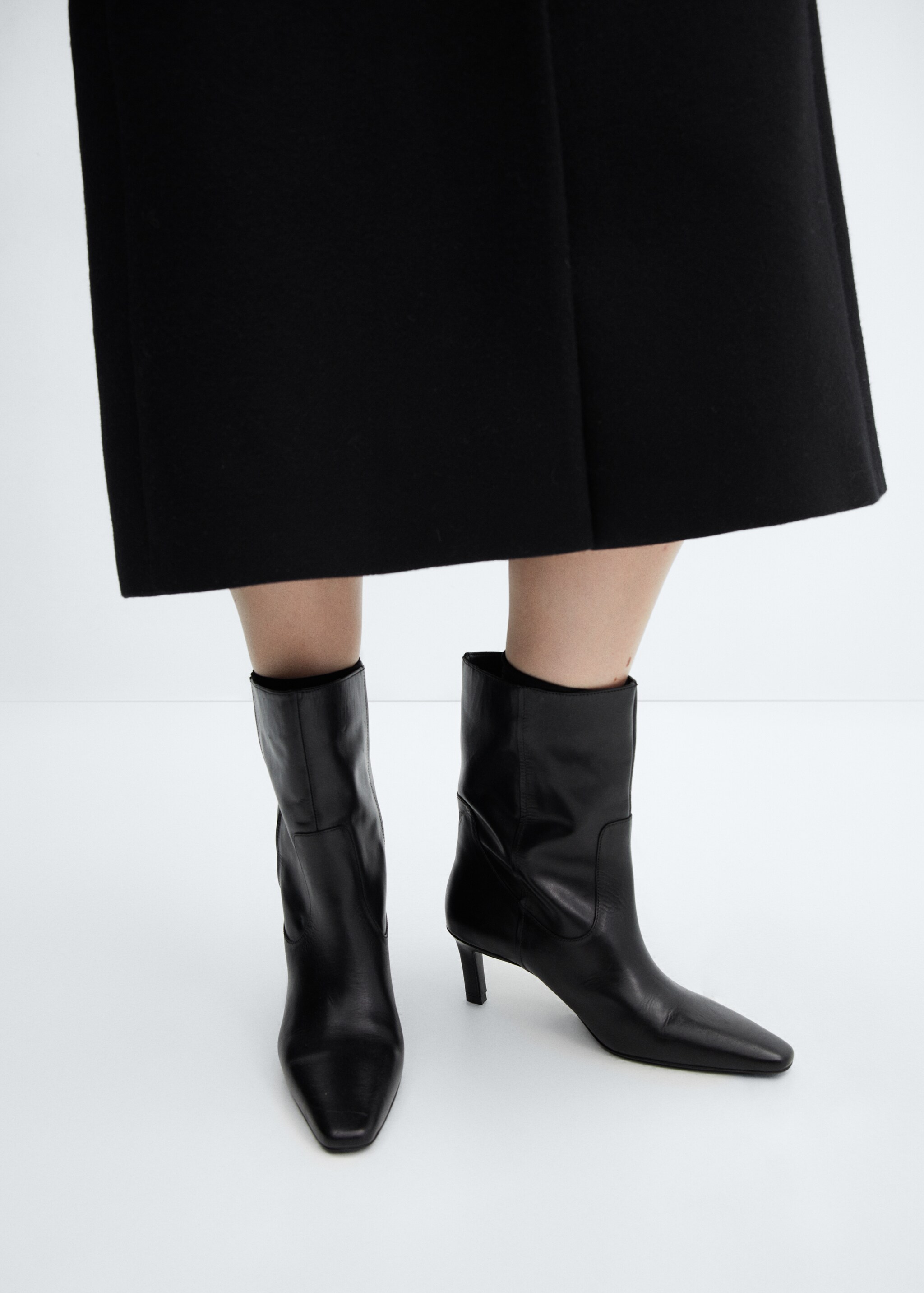 Leather boots with kitten heels  - Details of the article 9