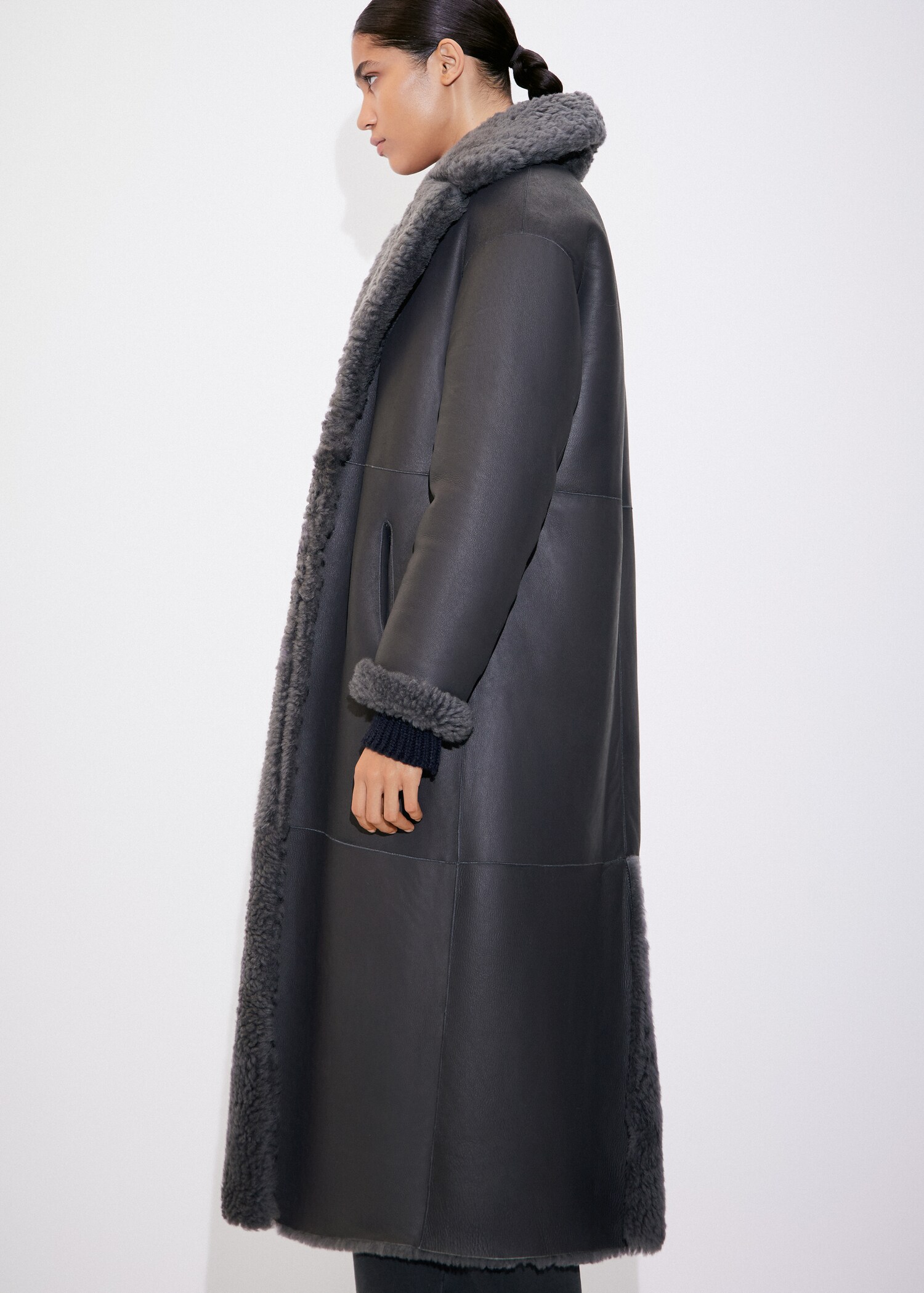 Reversible sheepskin fur-effect coat - Details of the article 4