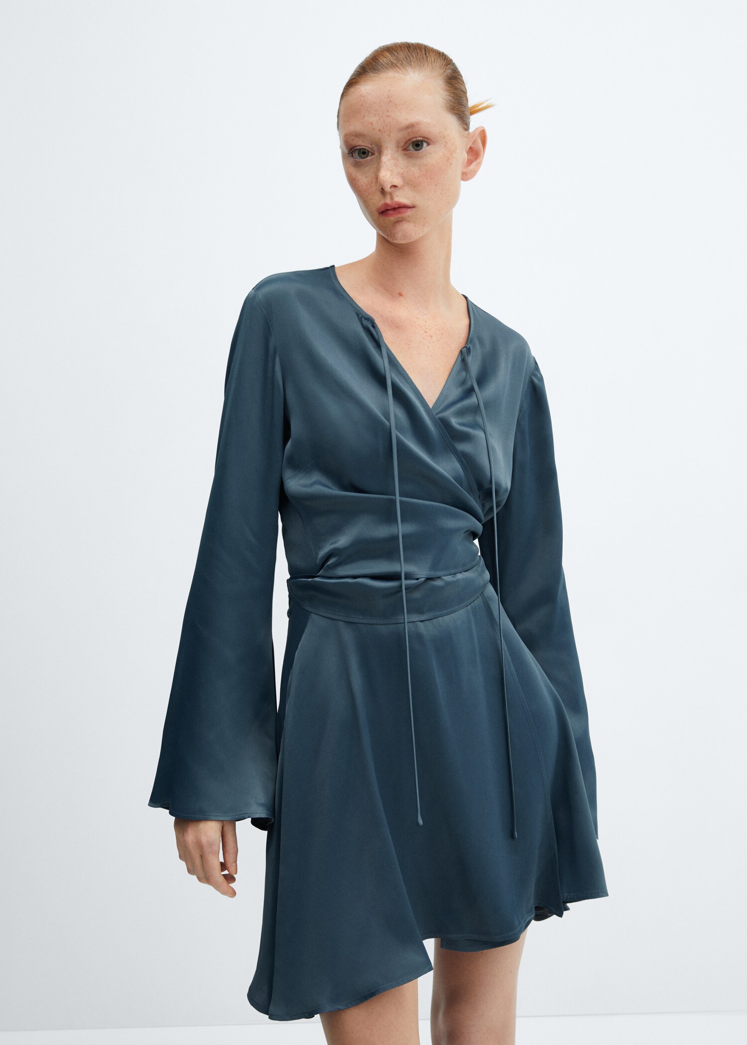 Vestido satinado cruzado - Plano medio