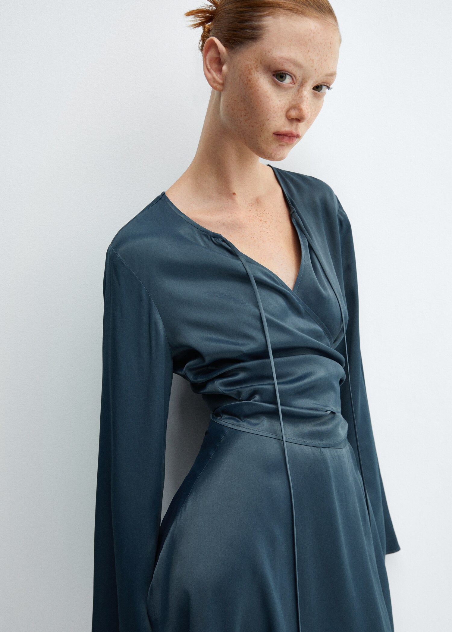 Vestido satinado cruzado - Detalle del artículo 2
