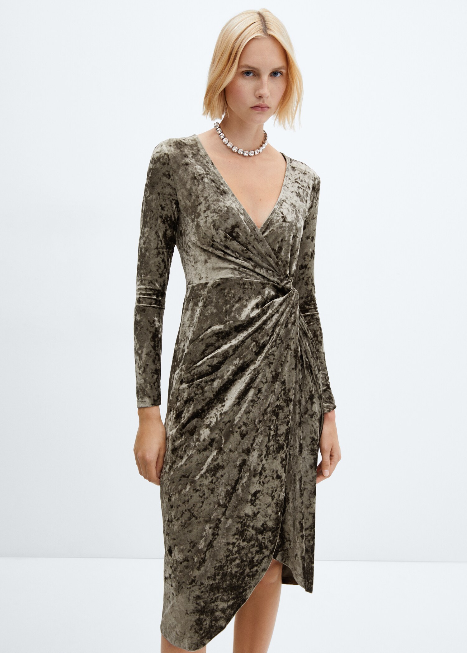 Vestido nudo terciopelo  - Plano medio