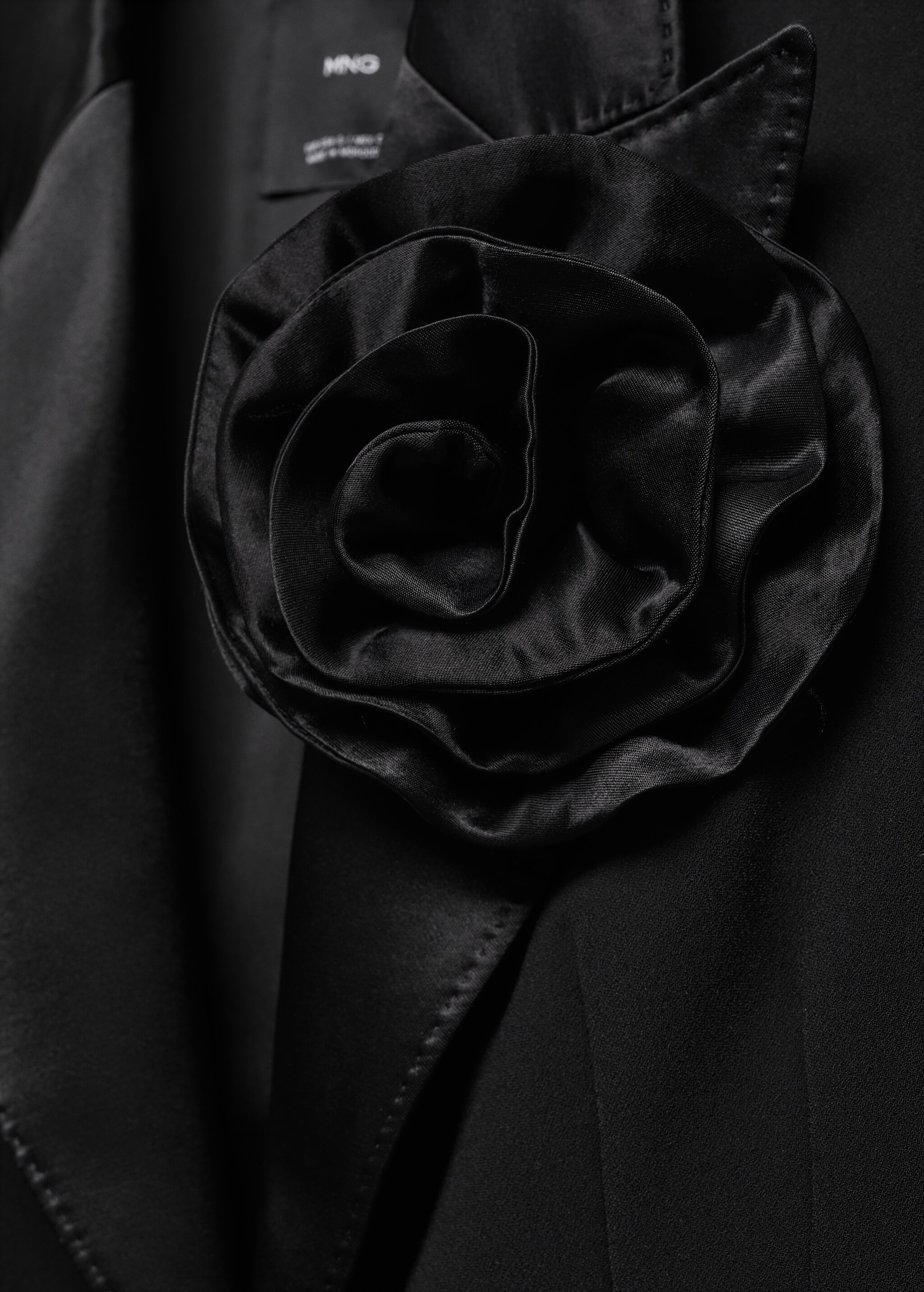 Пиджак с атласными лацканами и макси-цветком - Деталь изделия 8