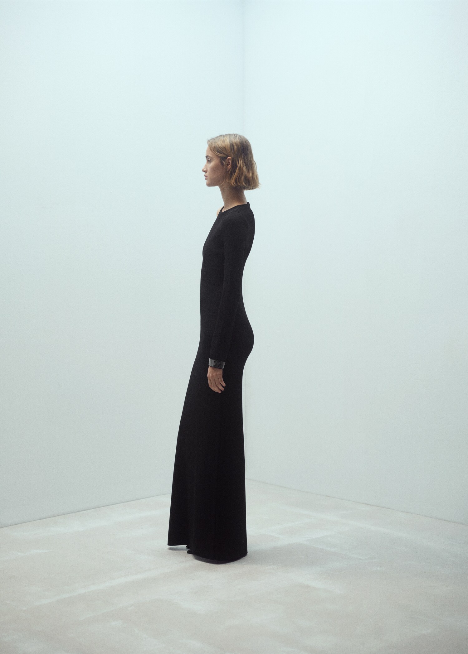 Asymmetrical dress with side slit - Details of the article 2