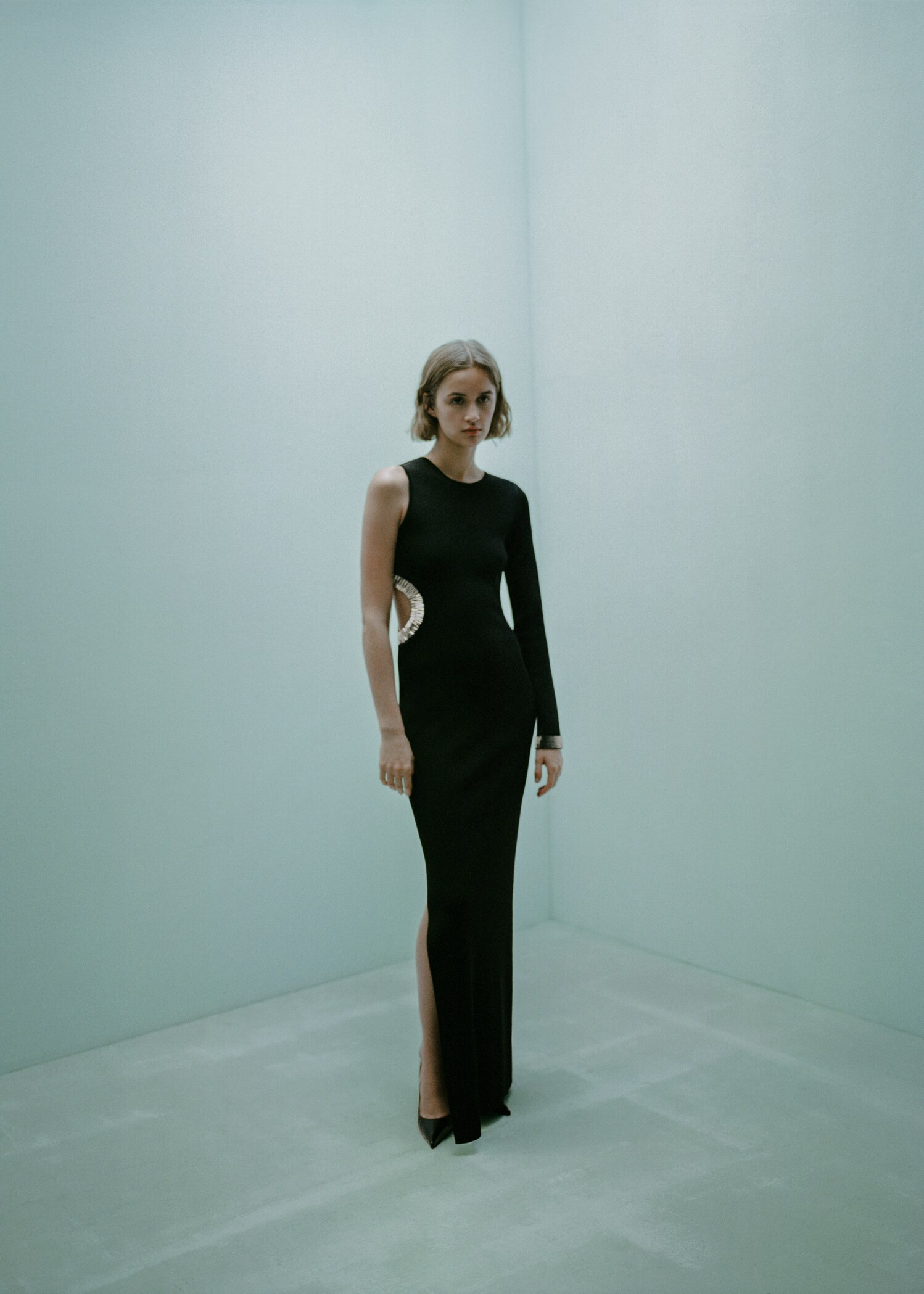 Asymmetrical dress with side slit - Details of the article 7