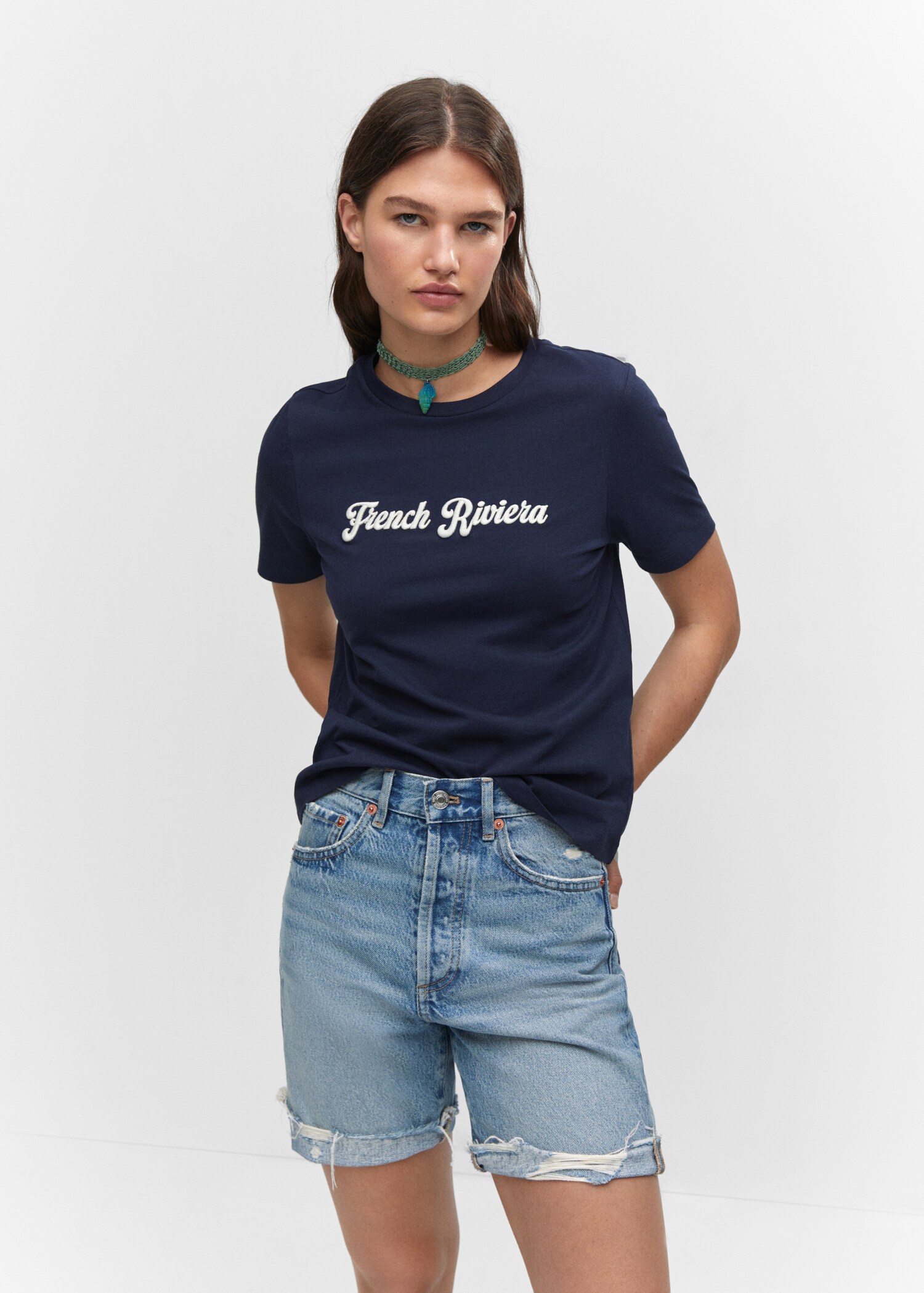 Camiseta mensaje bordado - Plano medio
