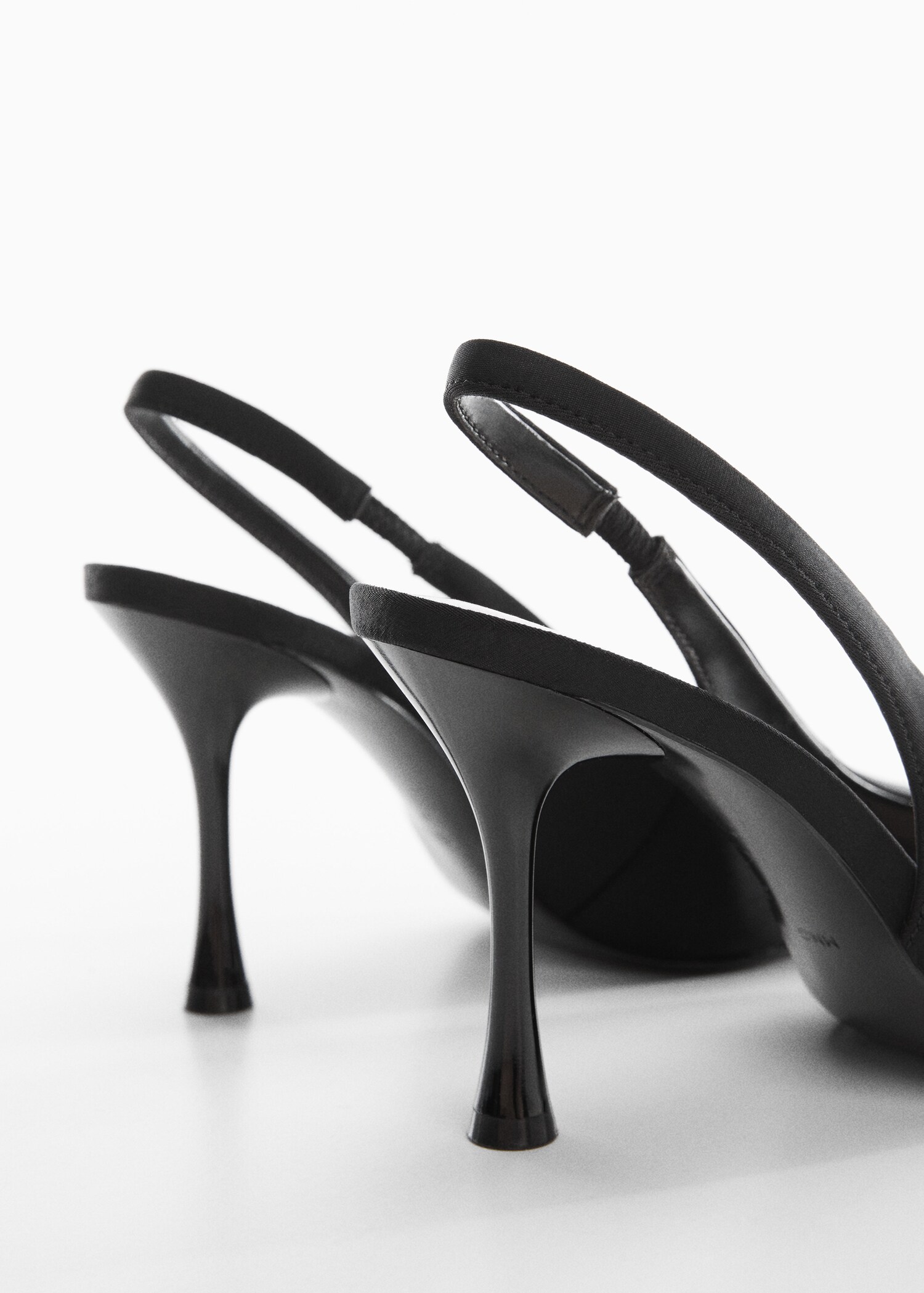 Pointed-toe heeled shoes  - Details of the article 1