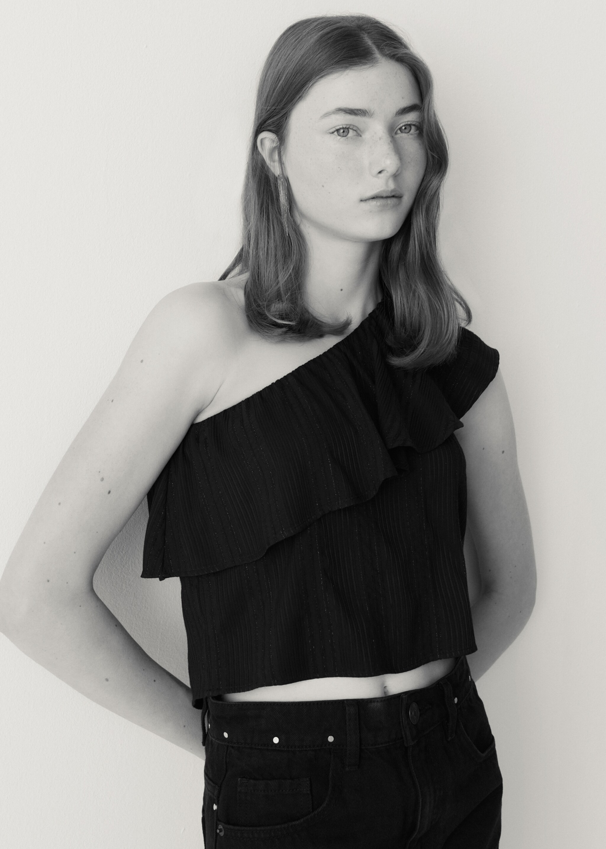 بلوزة غير متماثلة بتفاصيل لامعة - تفاصيل المنتج 5, أسود. Ref: 57083268-00.