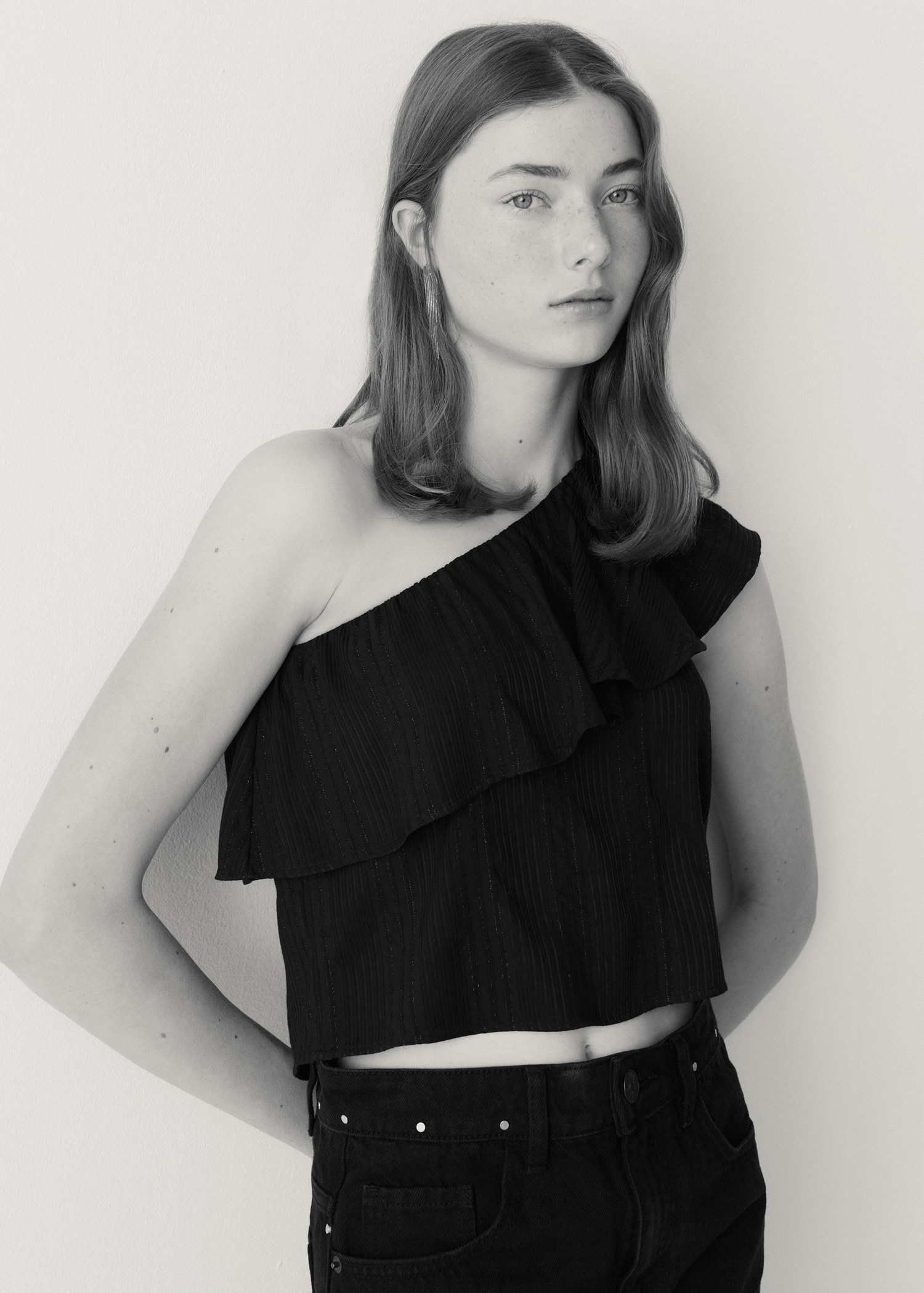 بلوزة غير متماثلة بتفاصيل لامعة - تفاصيل المنتج 5