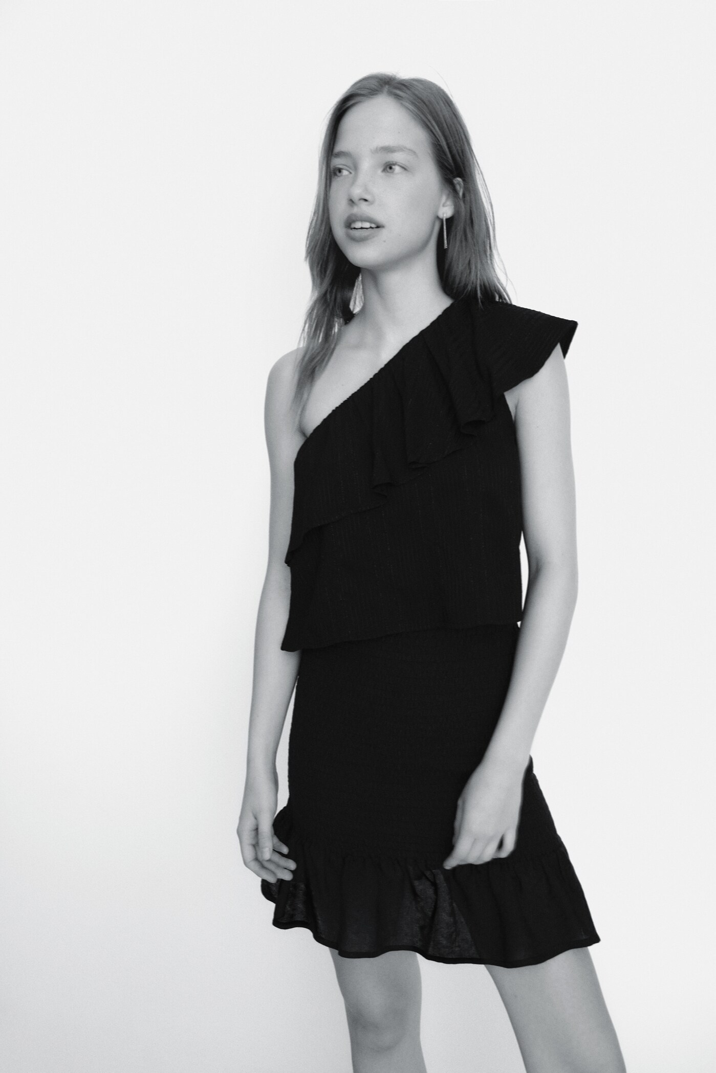 بلوزة غير متماثلة بتفاصيل لامعة - تفاصيل المنتج 6