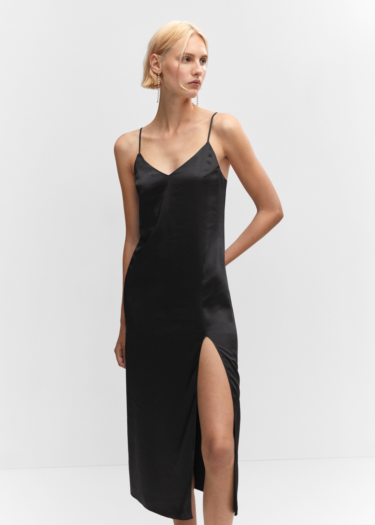 Vestido satinado abertura - Plano medio