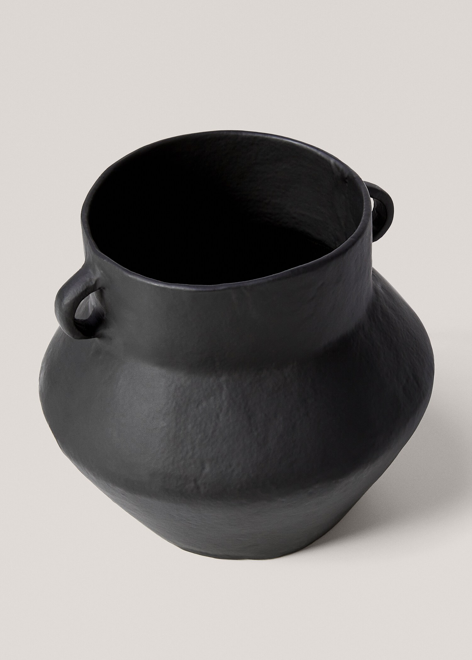 Iron vase  - Details of the article 1