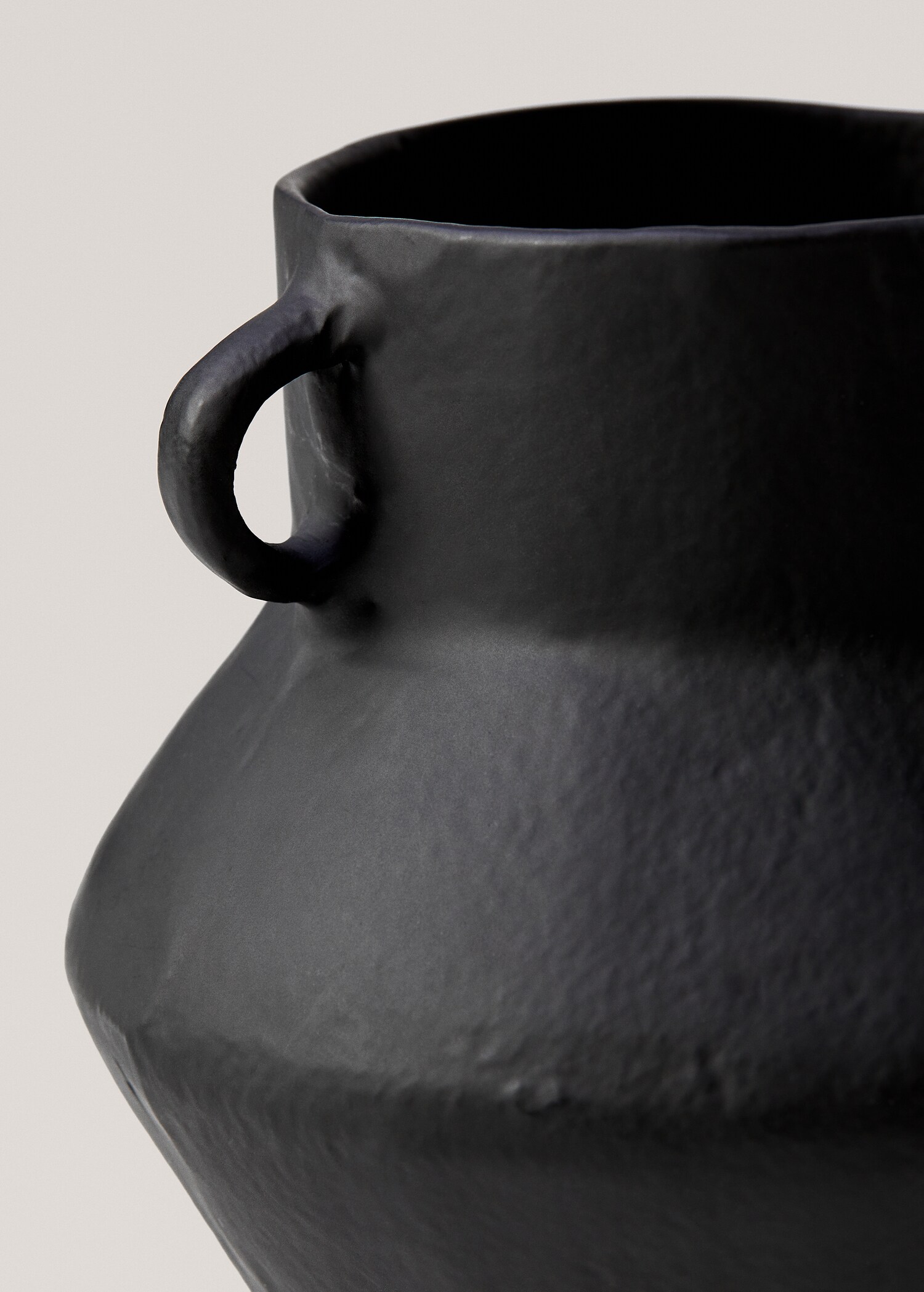Iron vase  - Details of the article 2