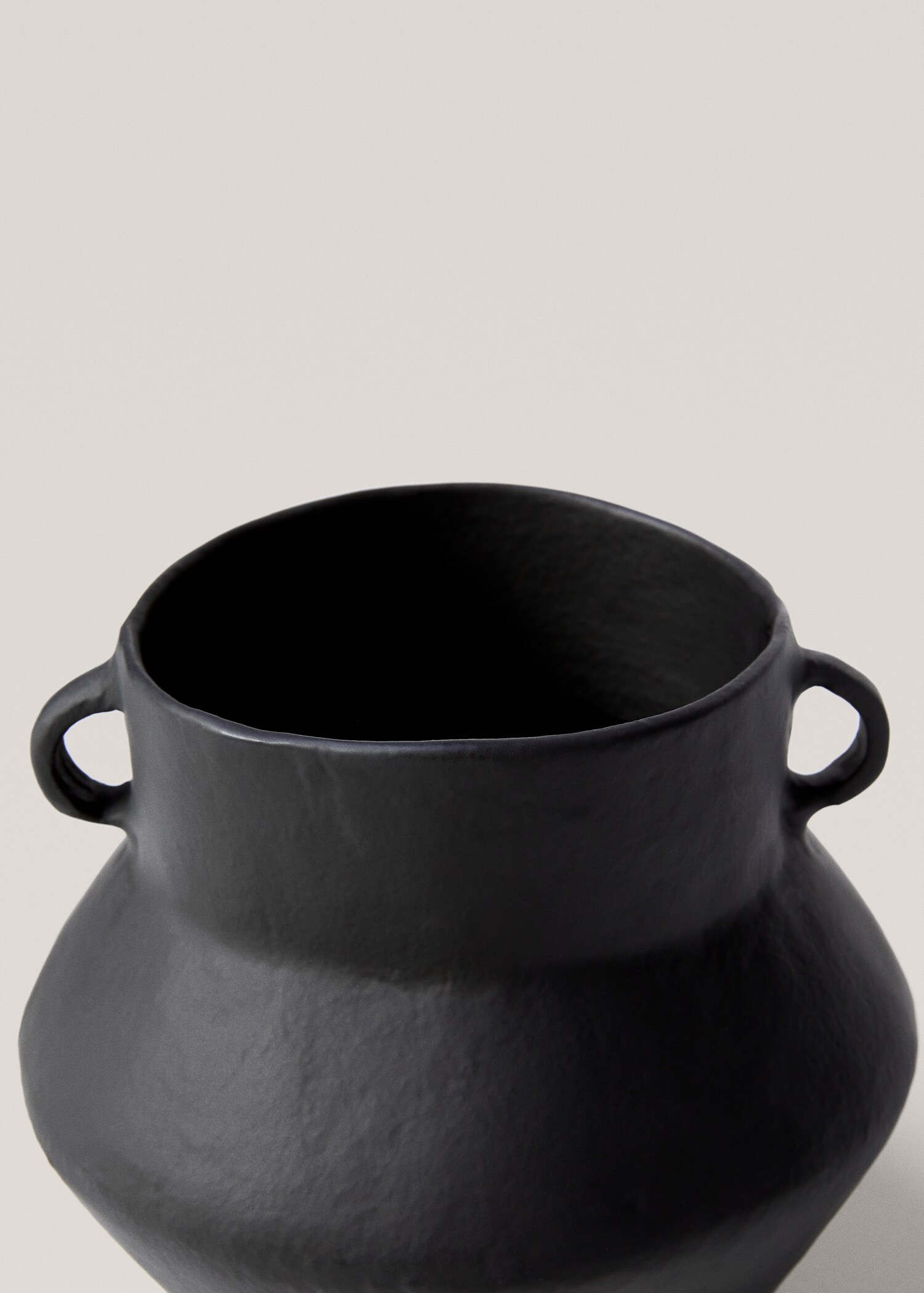 Iron vase  - Details of the article 3