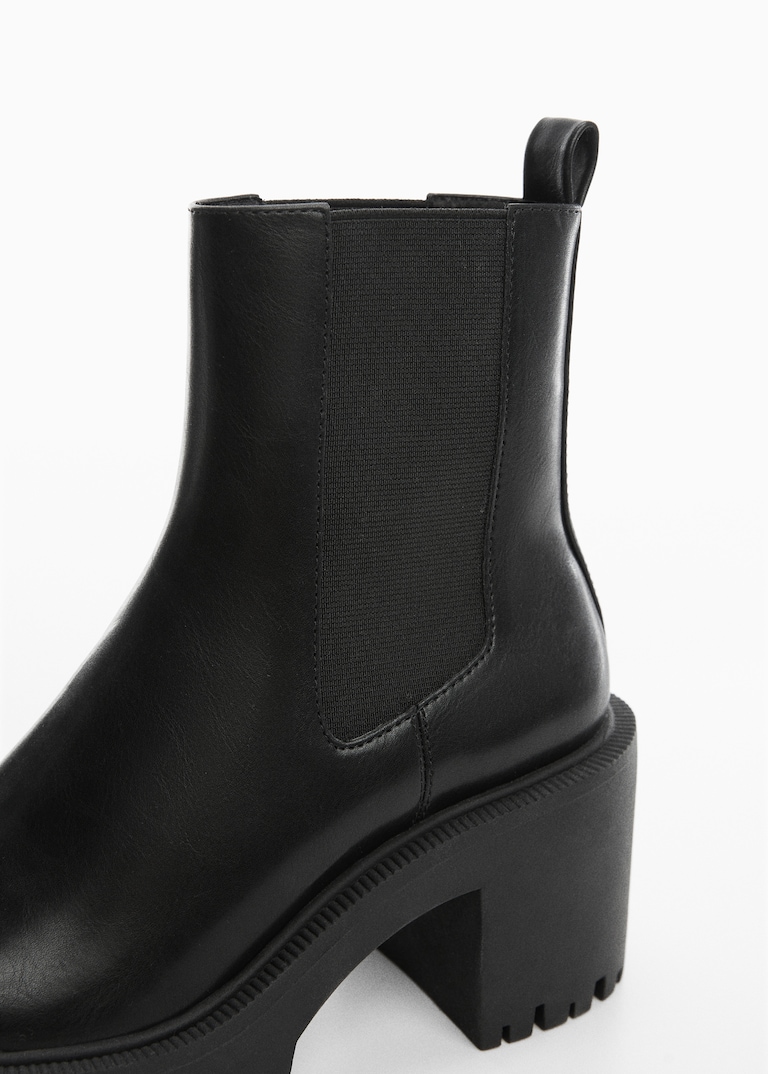 Track sole Chelsea boots