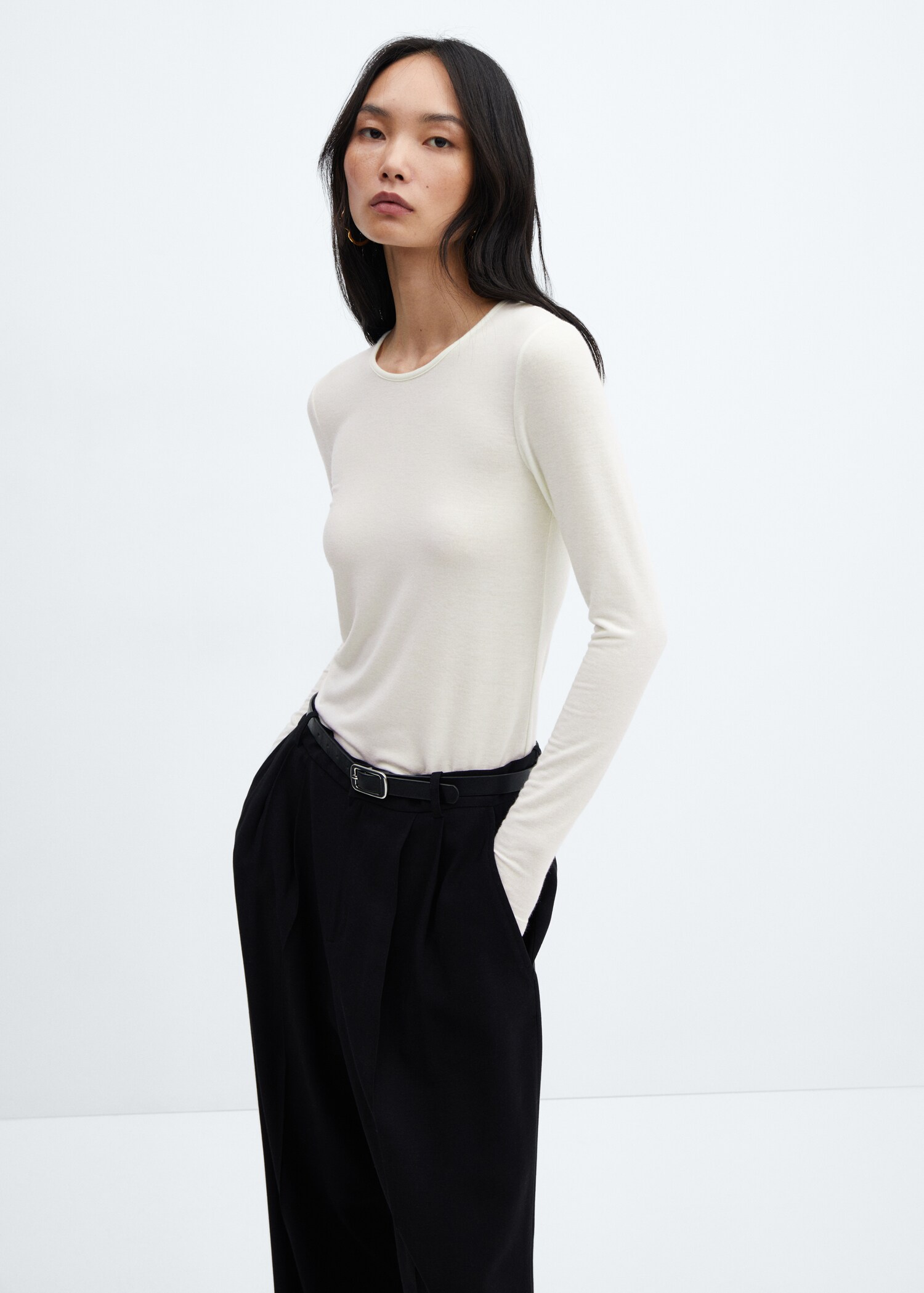 Round-neck knitted t-shirt - Medium plane