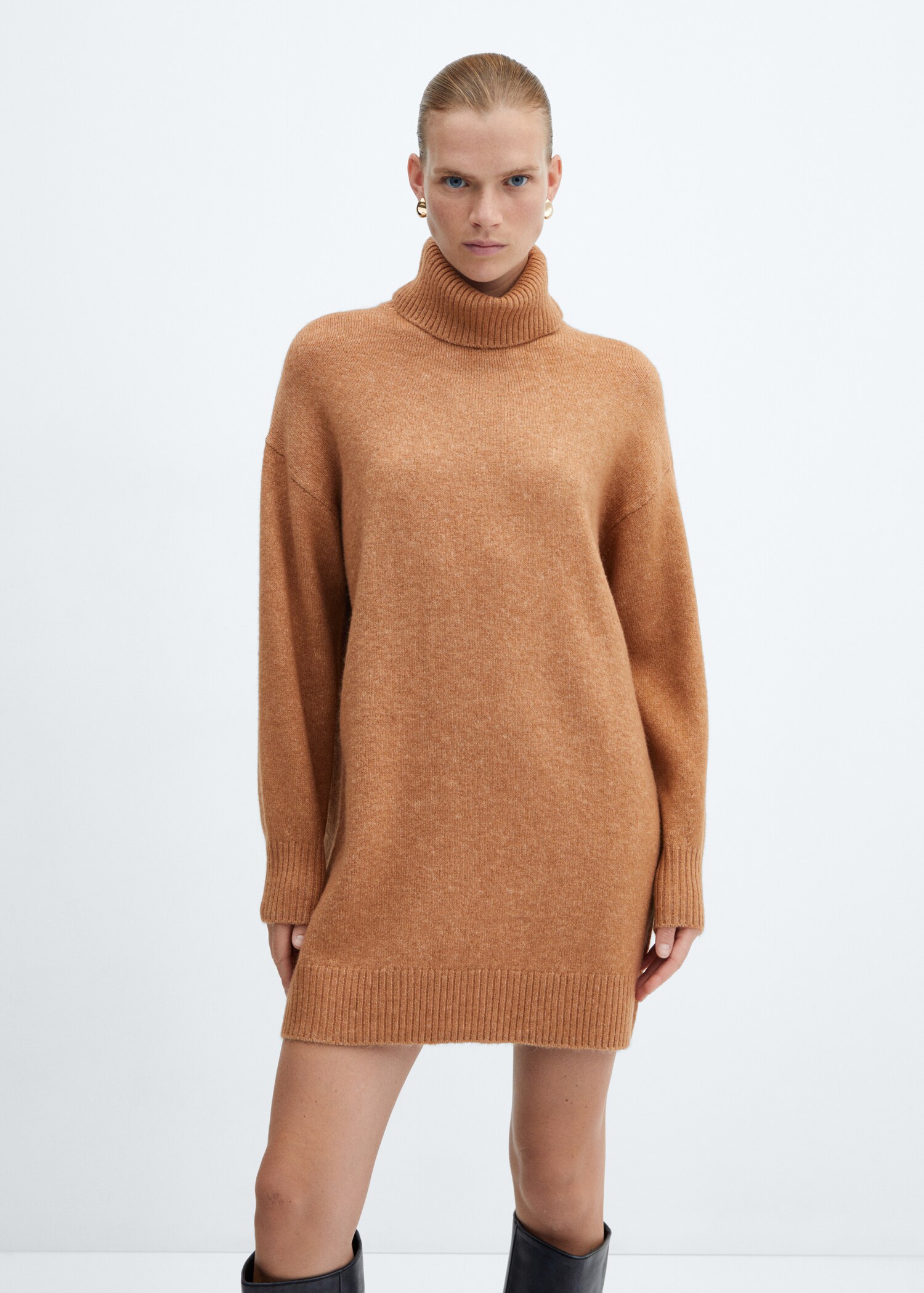 Robe maille col roulé - Plan moyen