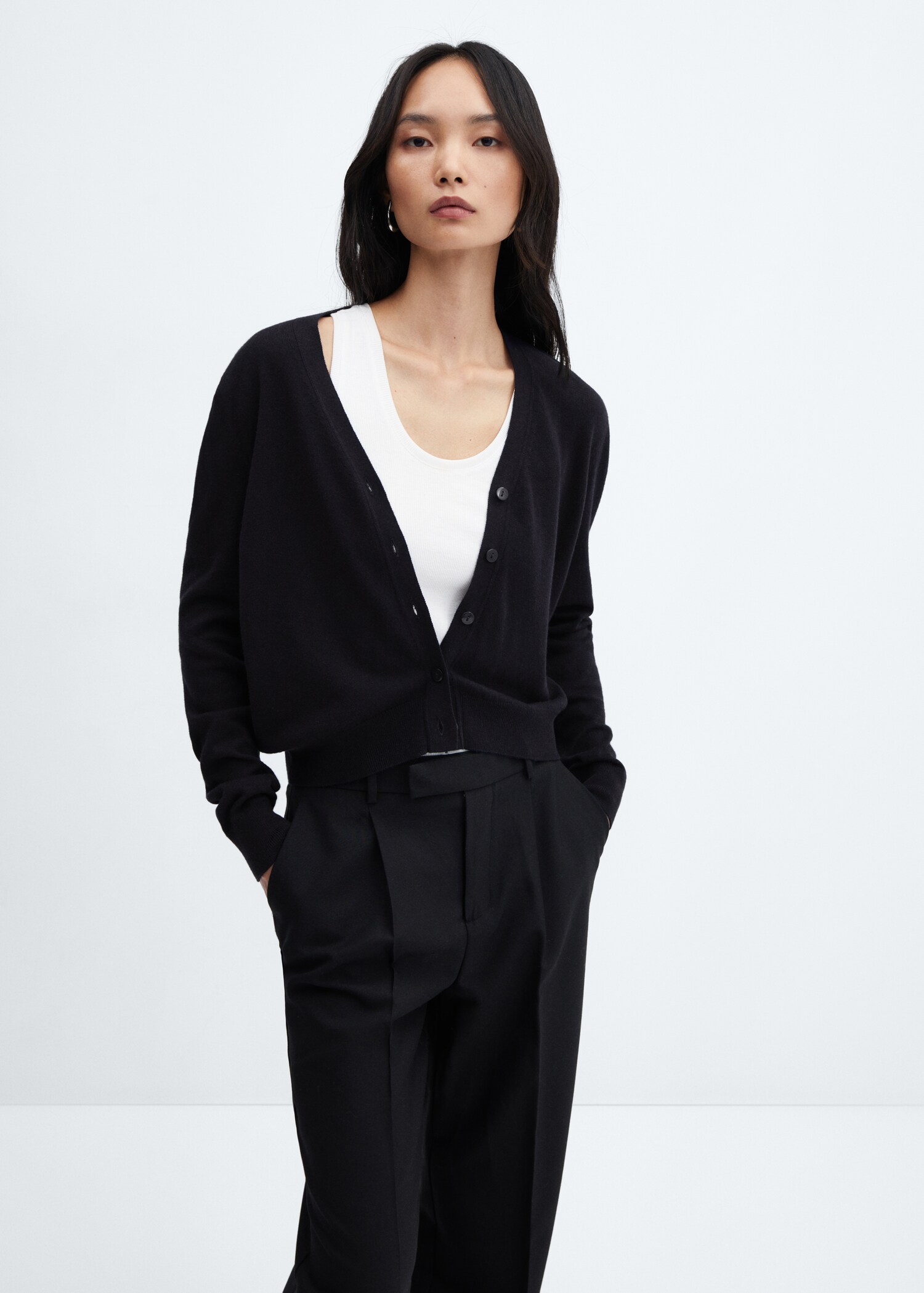 V-neck knit cardigan - Medium plane