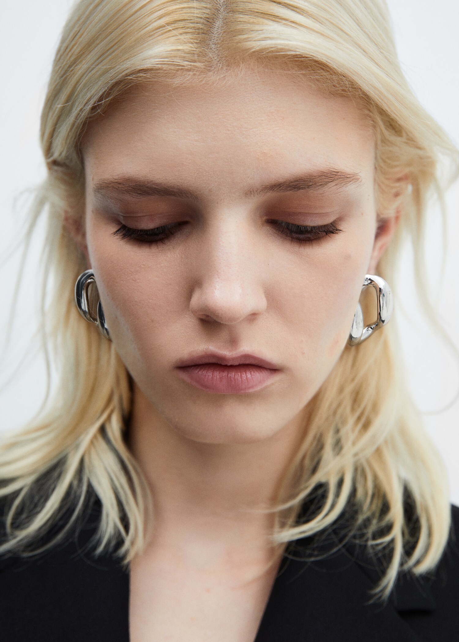 Twisted hoop earrings - Details of the article 9