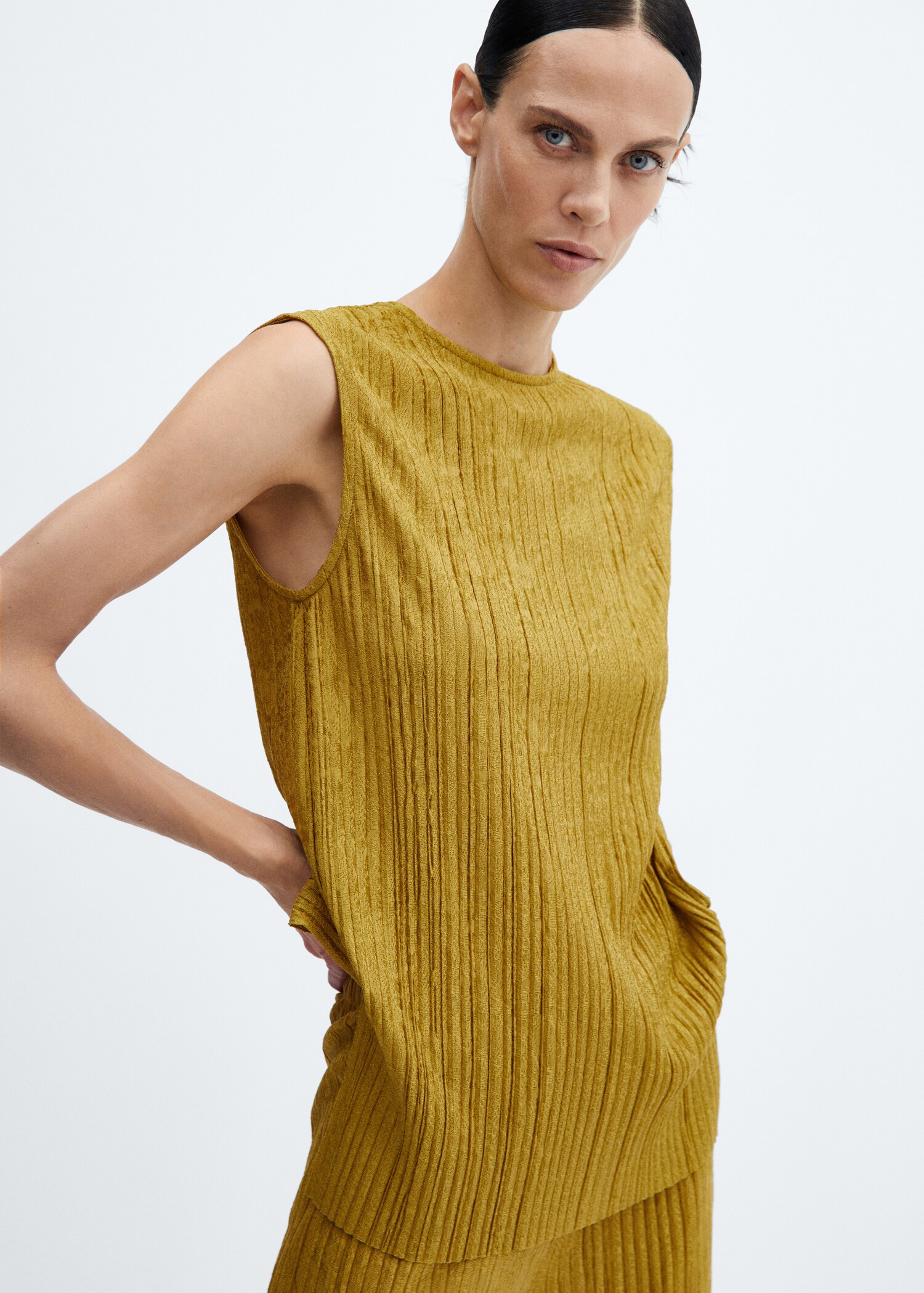 Sleeveless pleated top - Medium plane