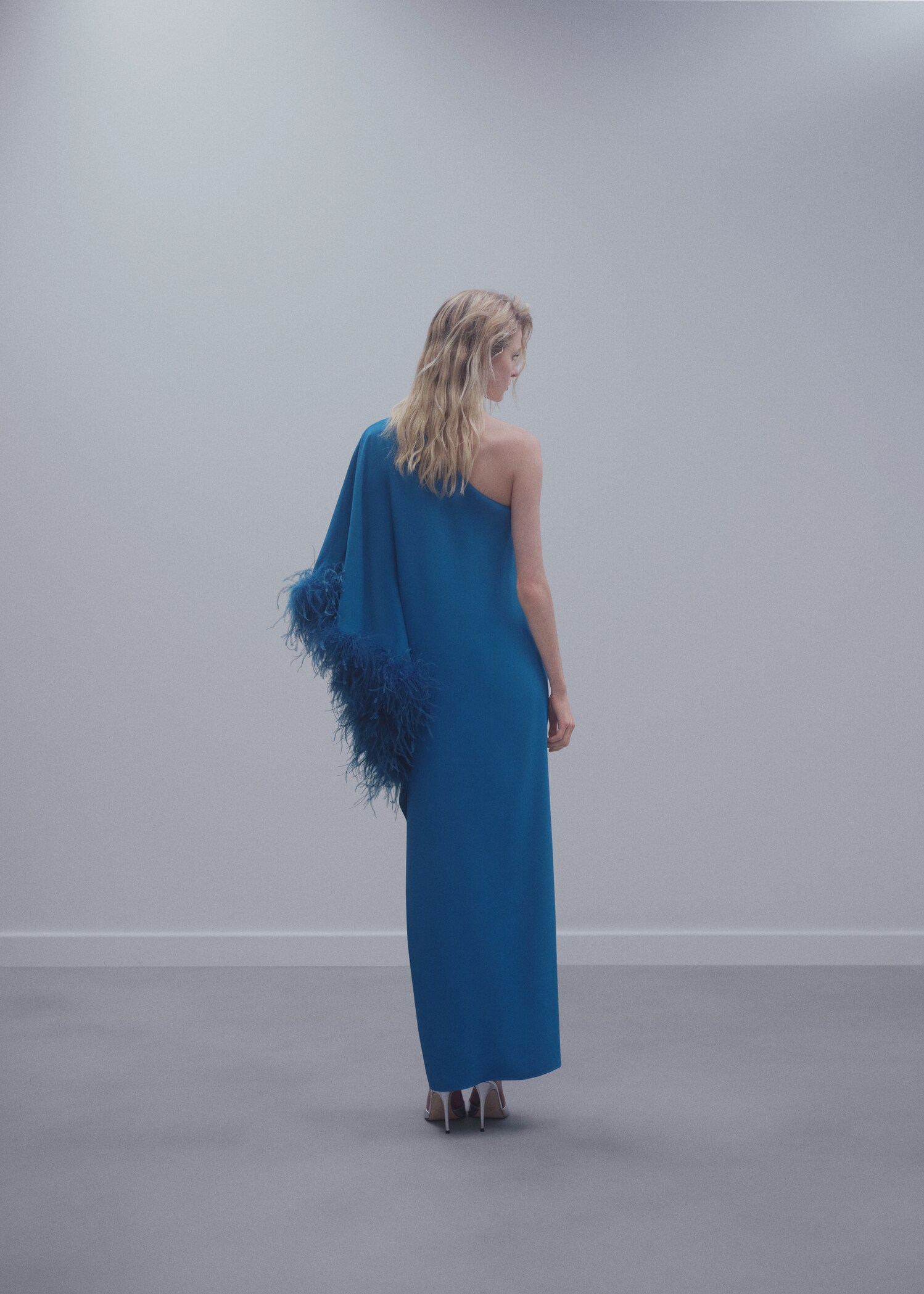 Vestido satinado asimétrico plumas - Reverso del artículo