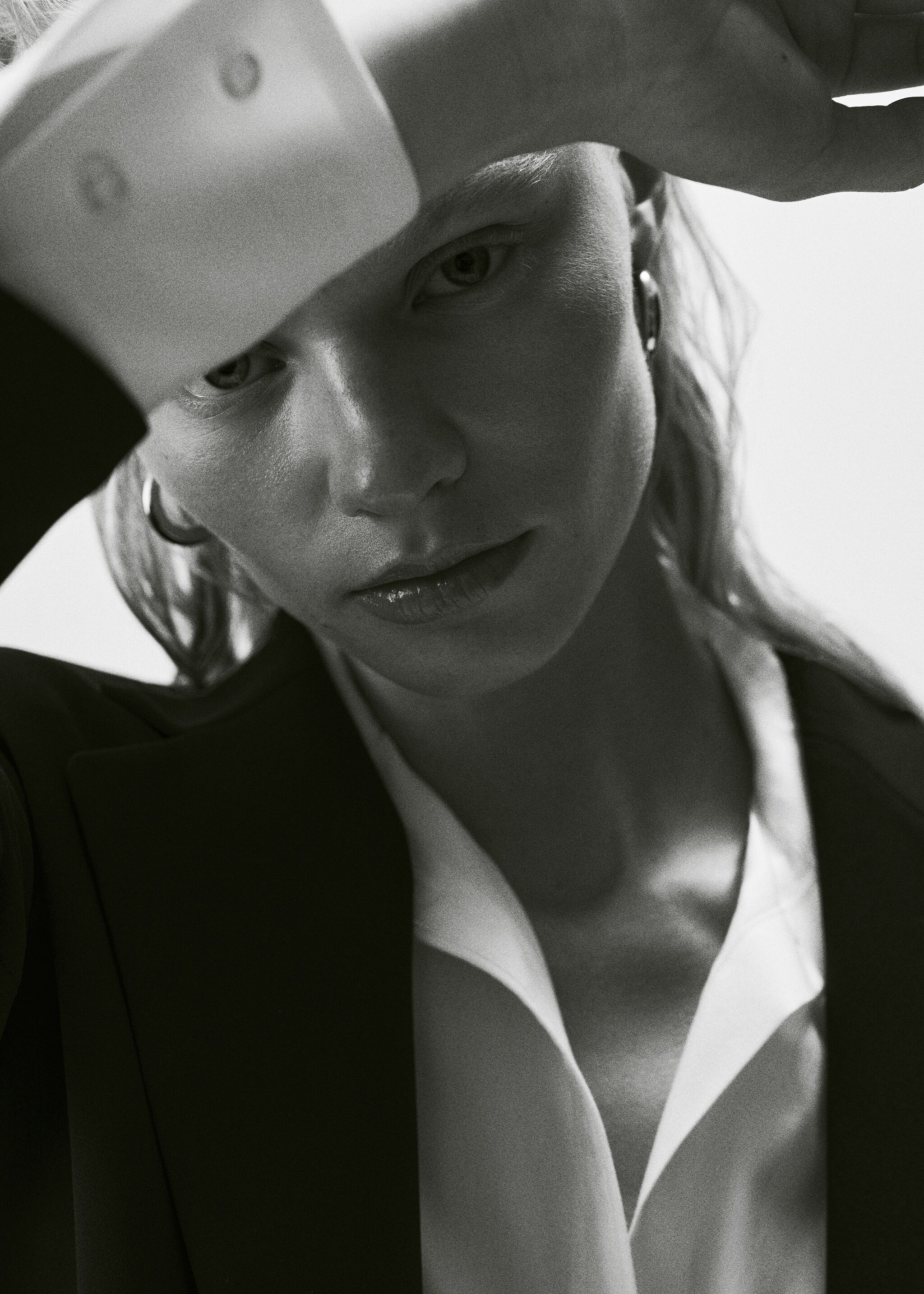 Jacket with gathered sleeves - Details of the article 7, Black. Ref: 57093795-00.
