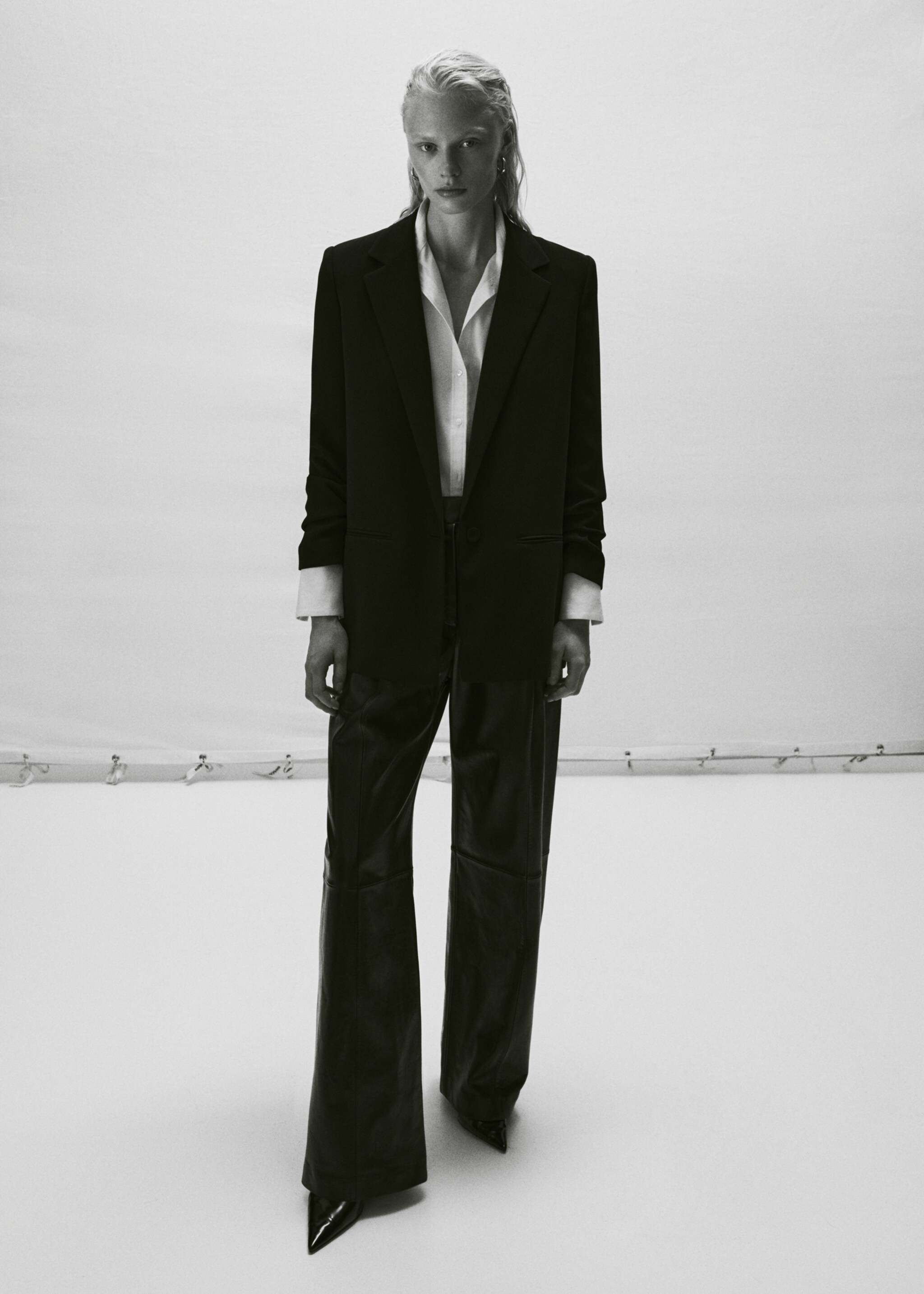 Jacket with gathered sleeves - Details of the article 9, Black. Ref: 57093795-00.