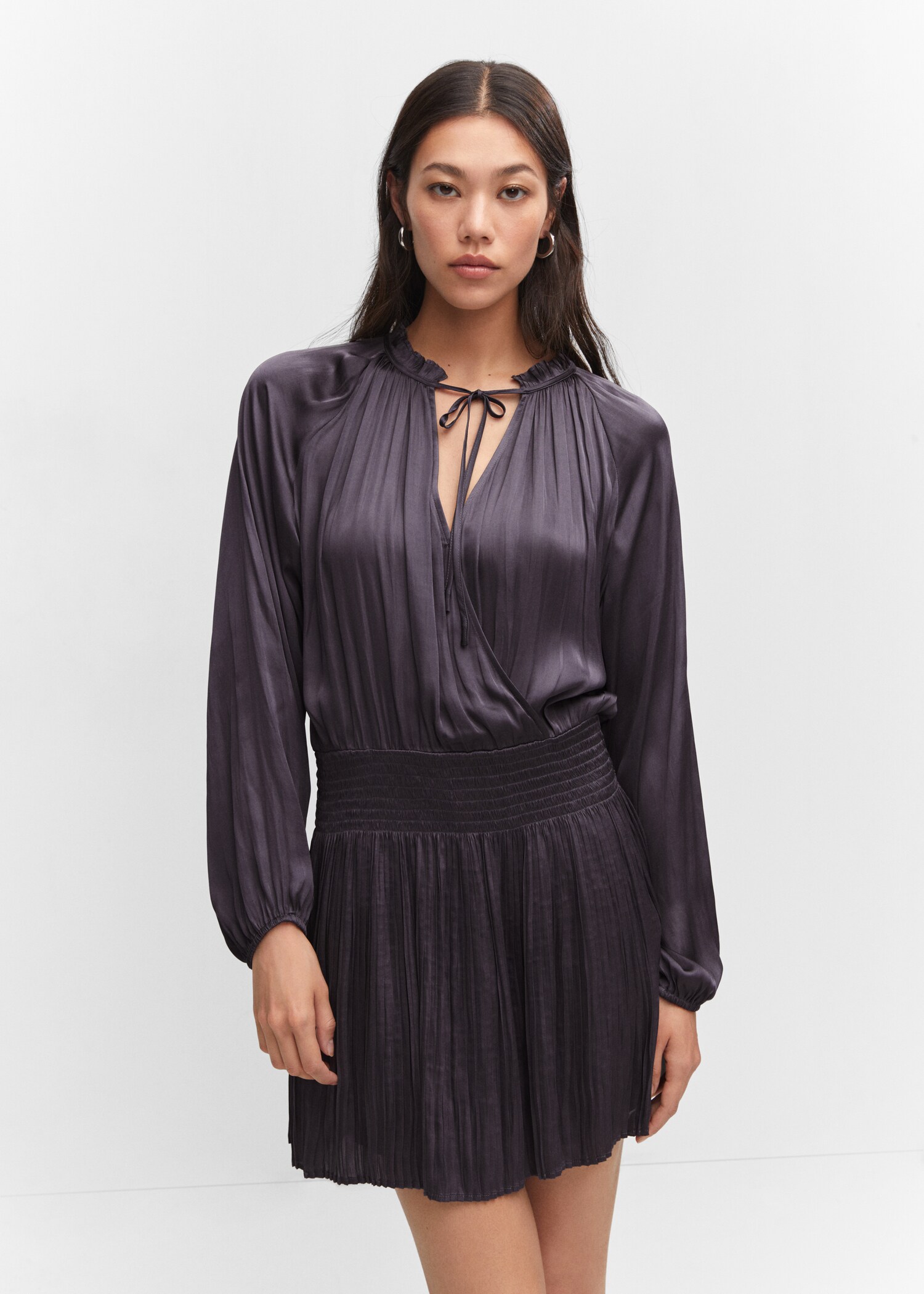 Vestido plisado satinado - Plano medio