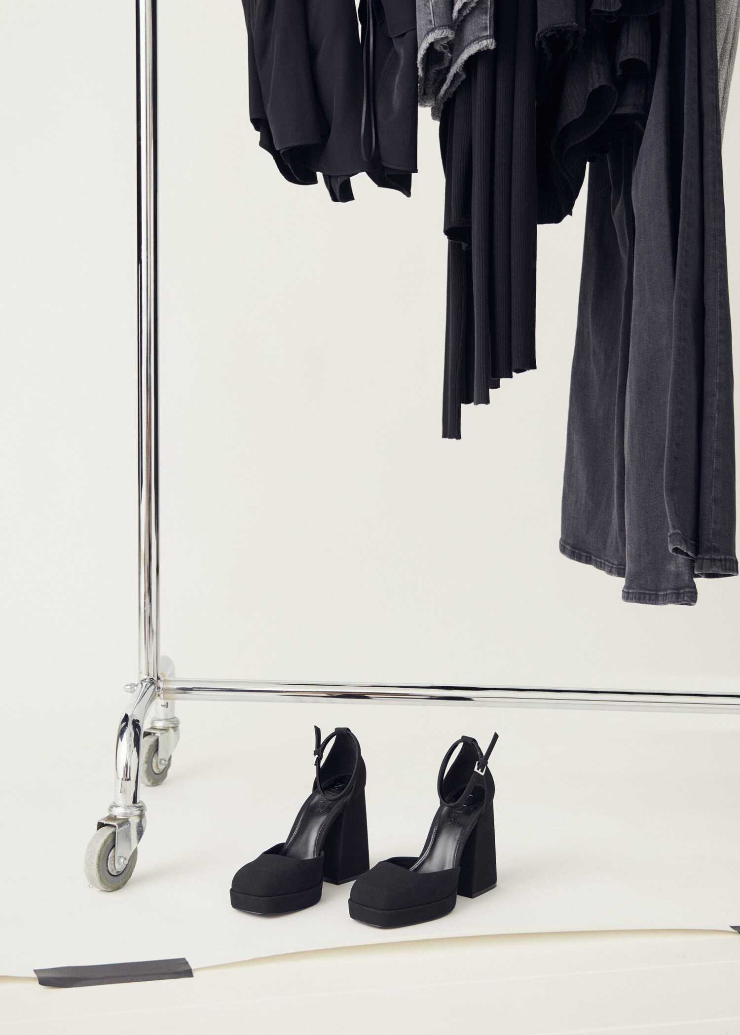 Ankle-cuff heel shoes - Details of the article 6