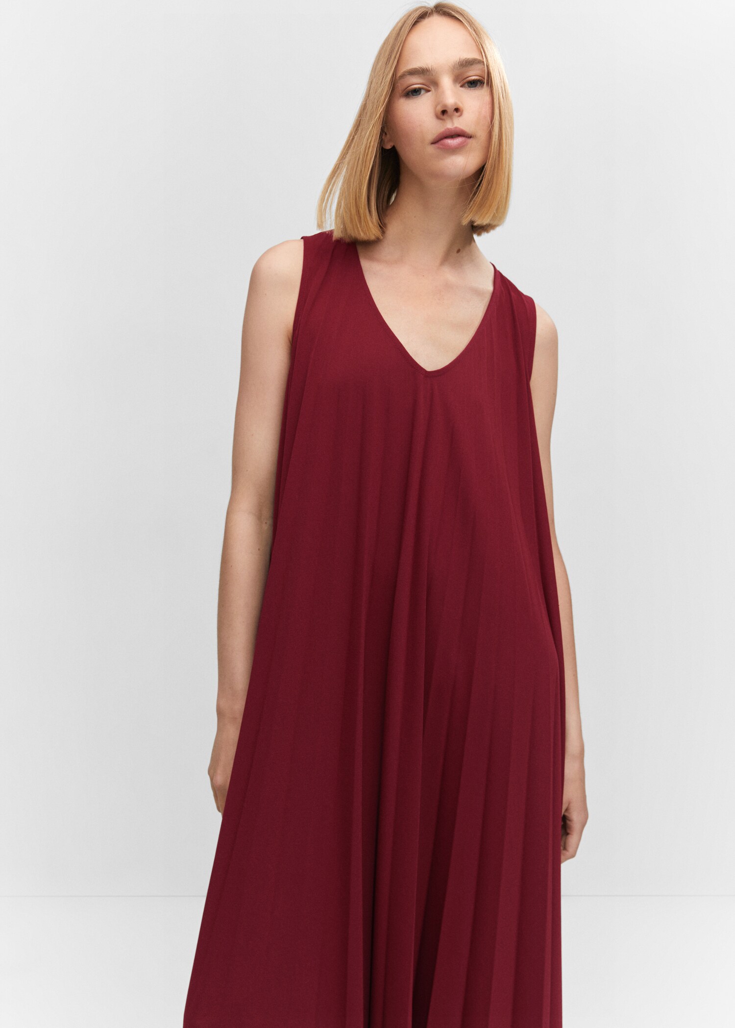 Robe midi plissée - Plan moyen